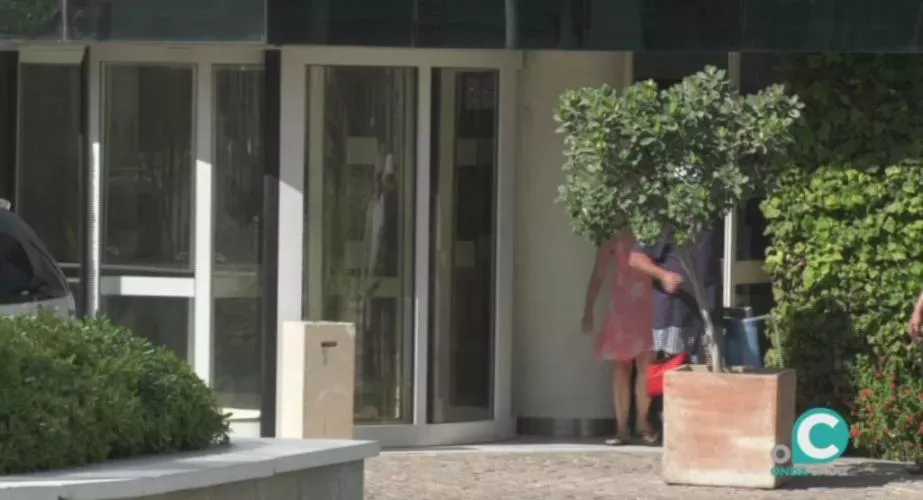 Turistas a la entrada de un hotel en la ciudad. 