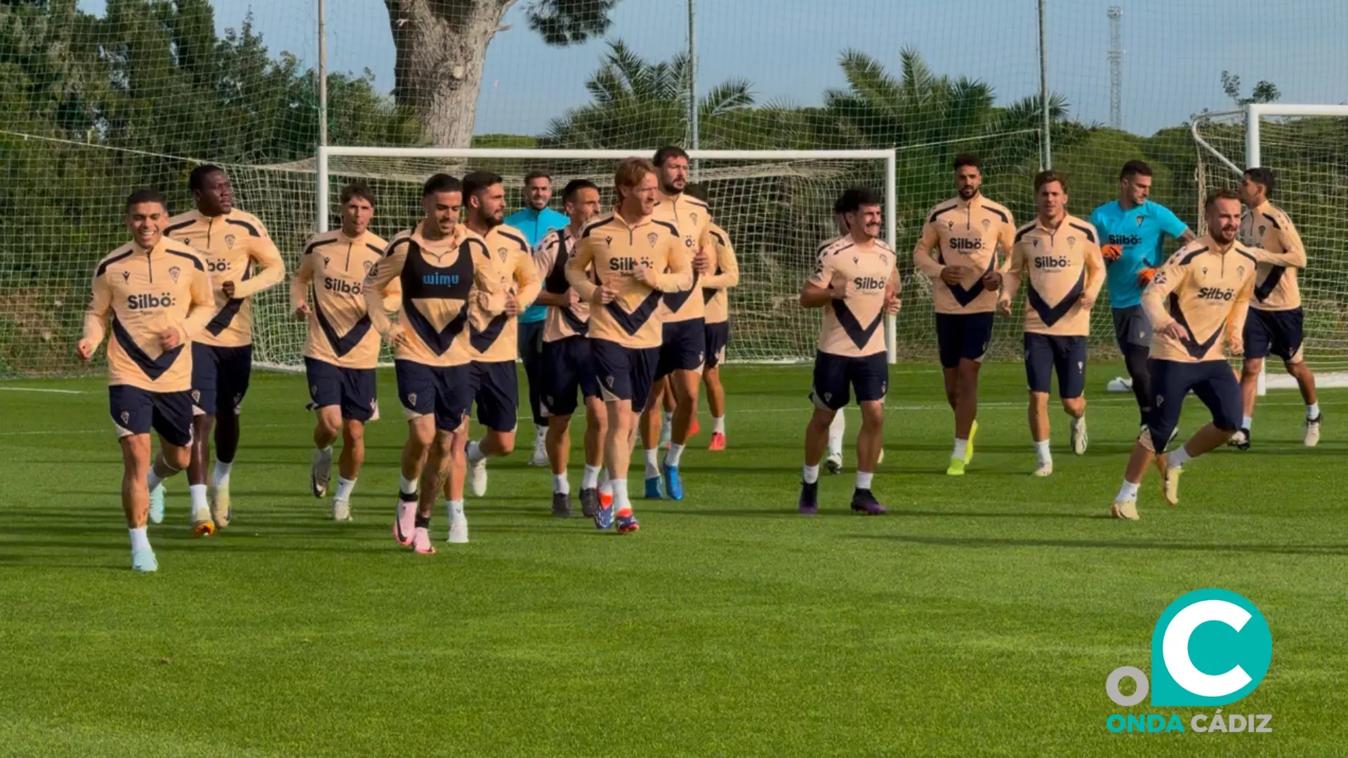 Activación de los jugadores durante la sesión desarrollada en el campo 4 de la Ciudad Deportiva Bahía de Cádiz 