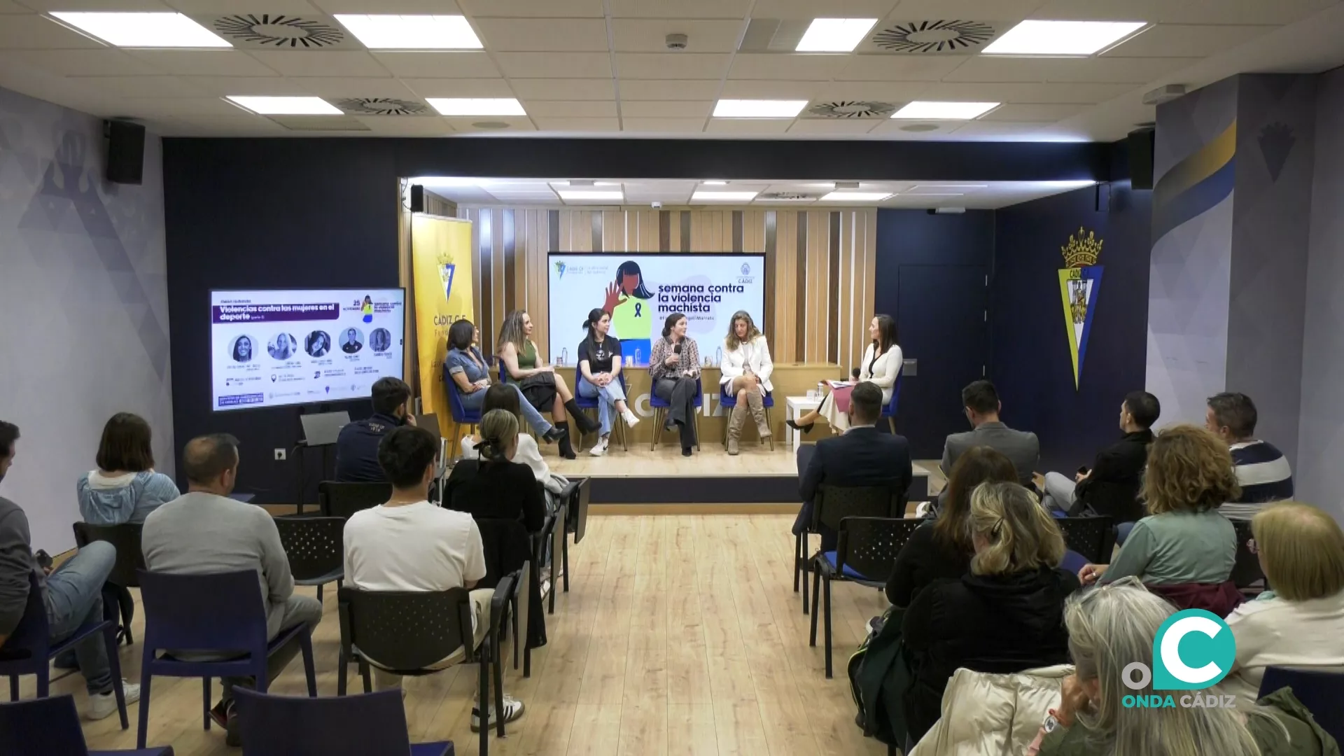 La sala de prensa del Estadio Nuevo Mirandilla ha acogido una mesa redonda sobre la violencia machista en el deporte.