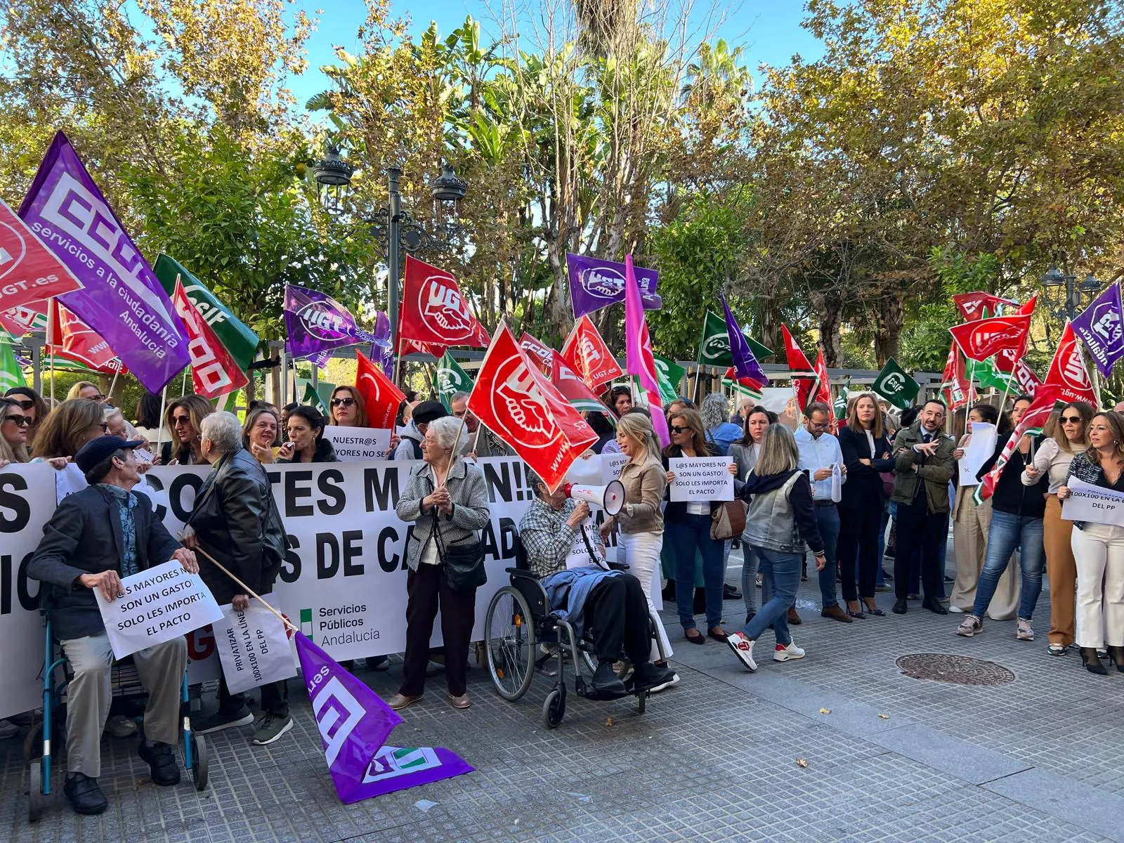 Un momento de la concentración a las puertas del Palacio Provincial en la plaza de España