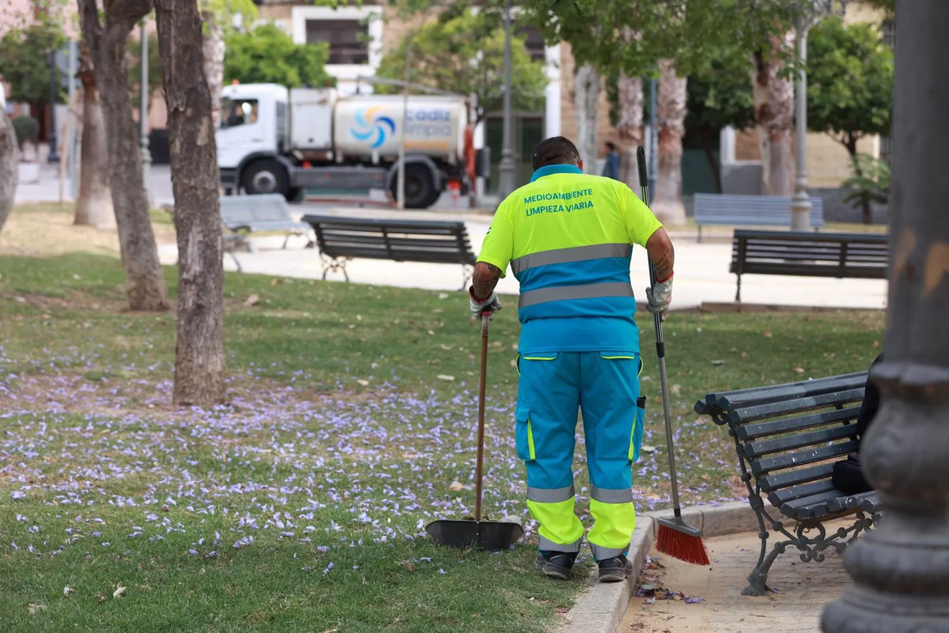 Un operario de limpieza en una zona verde de Cádiz