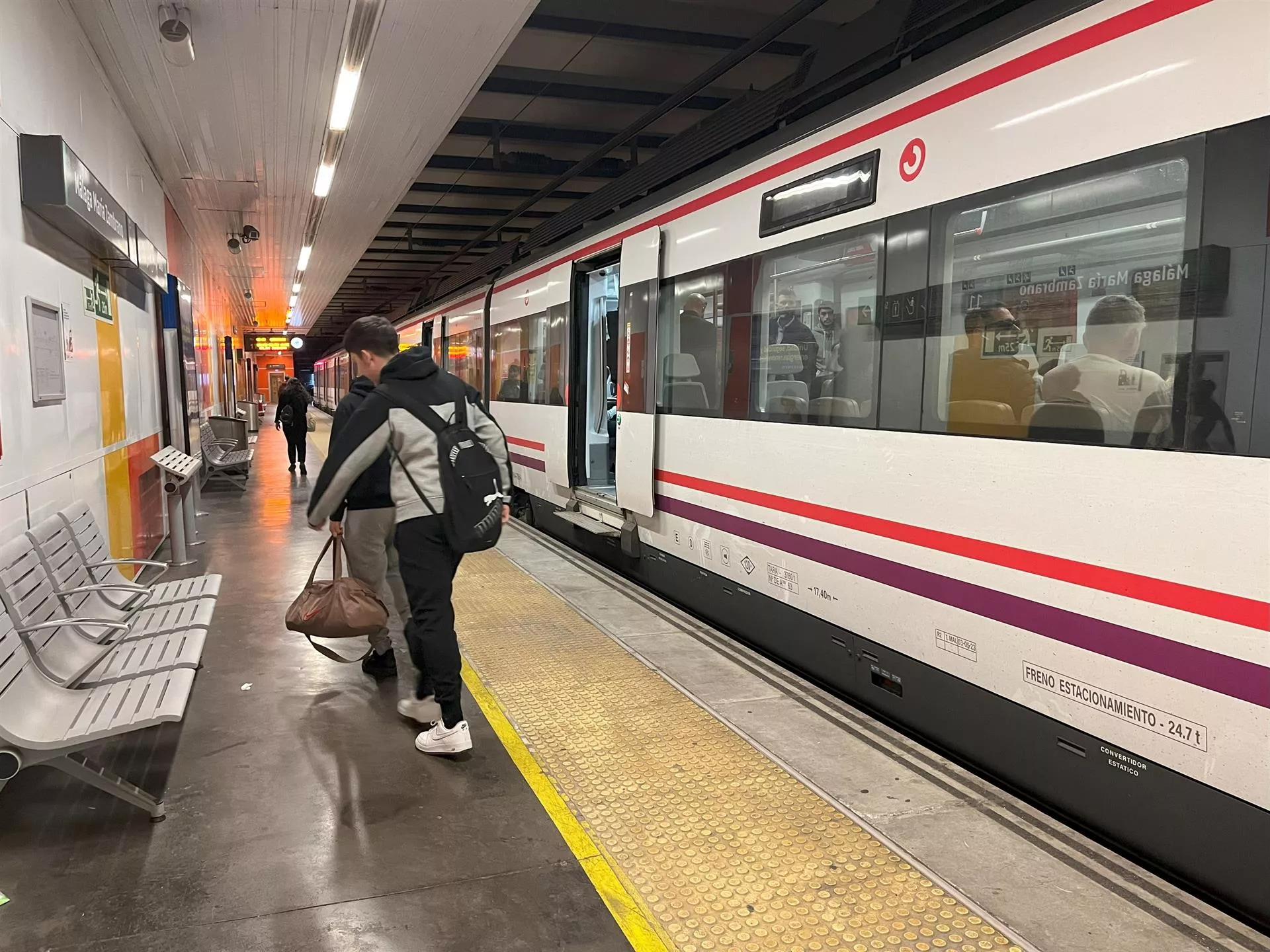 Viajeros junto a un tren en la estación Málaga María Zambrano