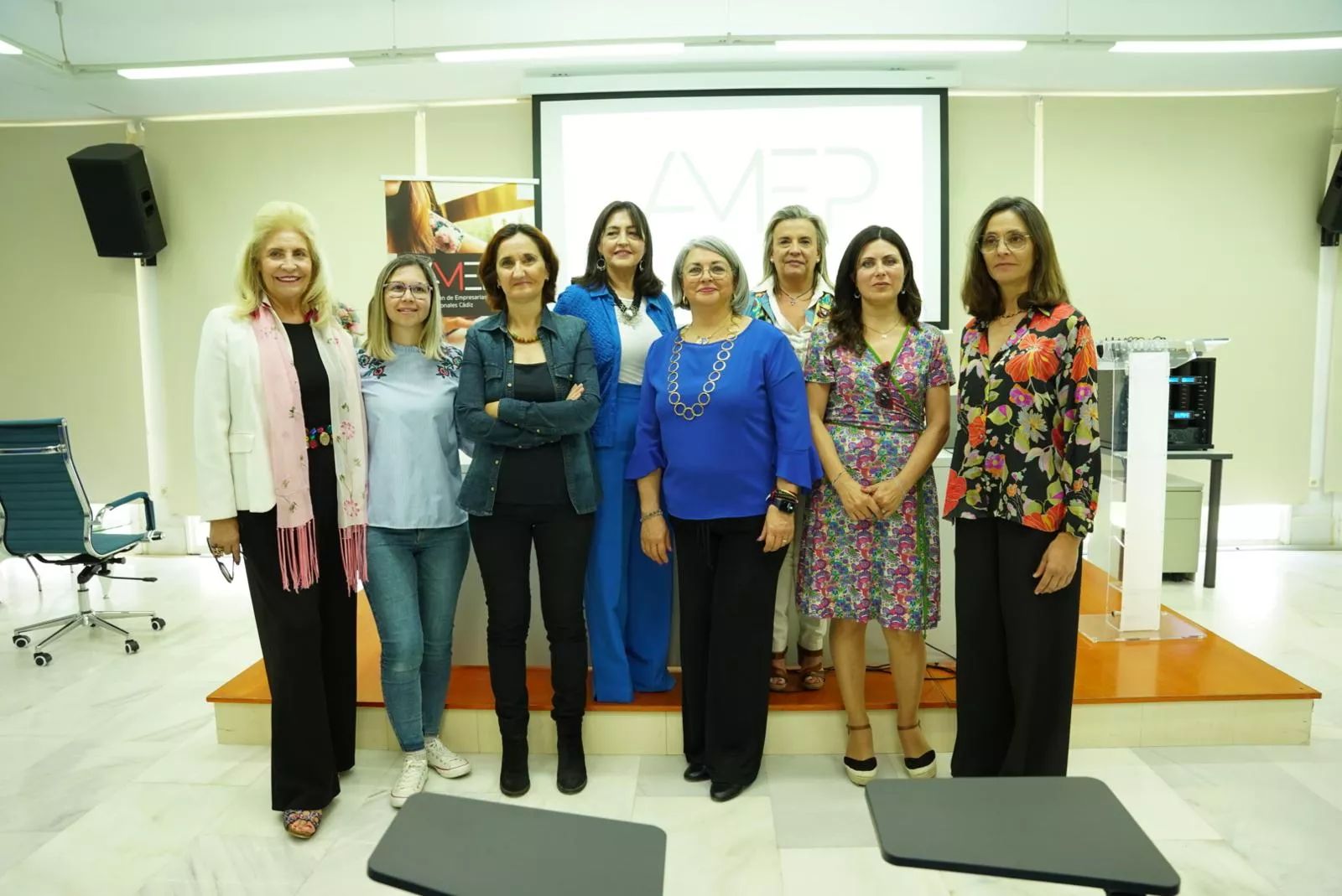 Junta directiva de la asociación de empresarias y profesionales de la provincia de Cádiz, distinguida con el diploma honorífico. 