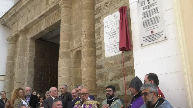 En la fachada de la capilla de la cofradía se ha descubierto una placa conmemorativa