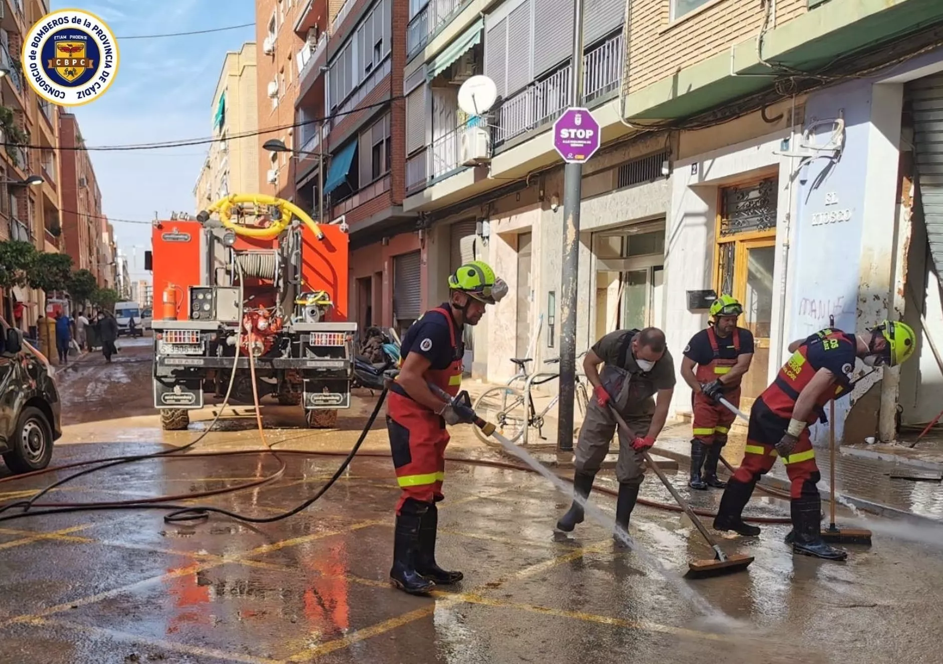 Efectivos de bomberos actuando en tareas de limpieza en las zonas más afectadas en Valencia. 