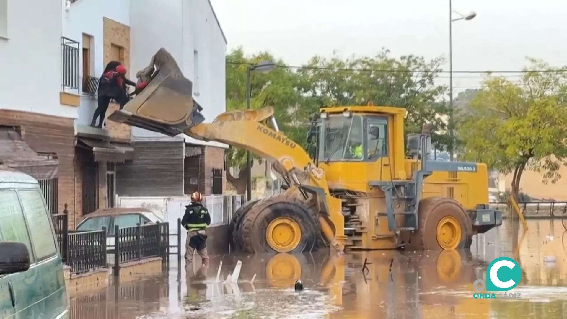 Bomberos actuando en una de las zonas afectadas por el temporal en Valencia. 