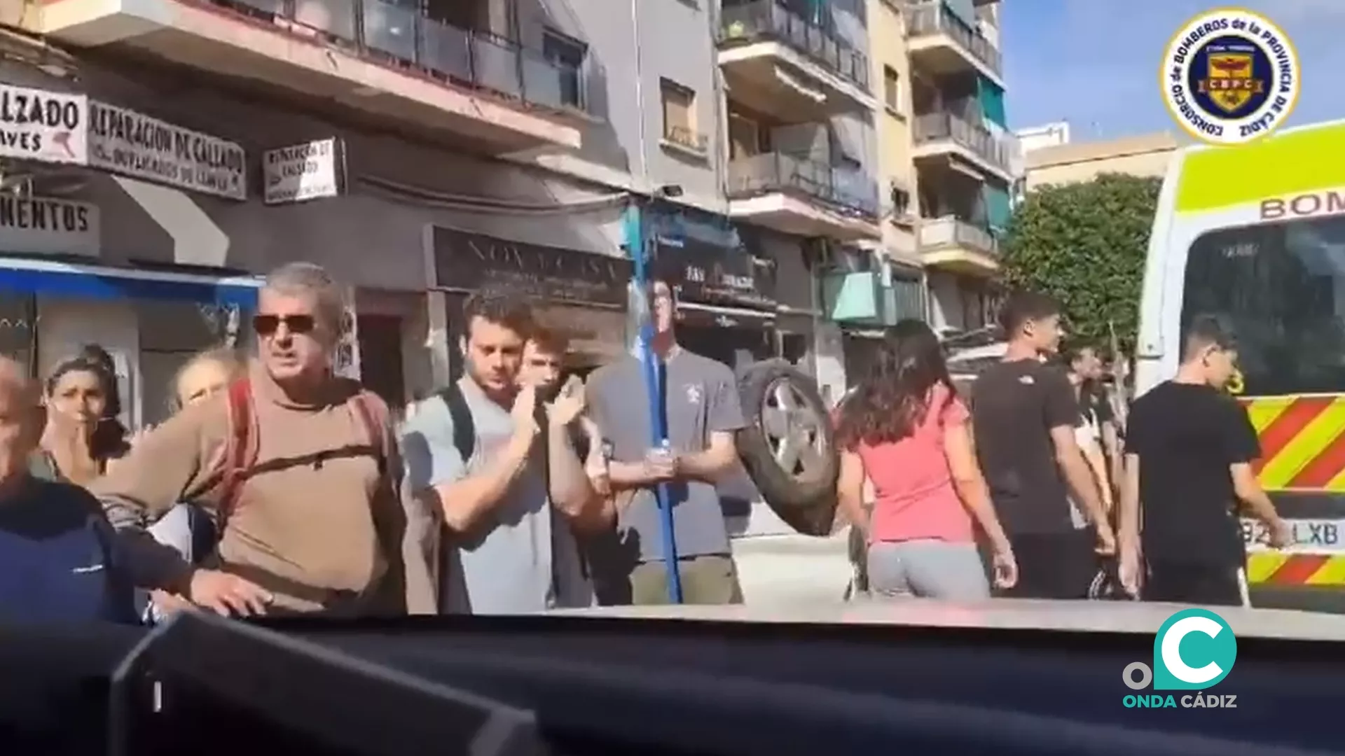 Vecinos de Alfafar recibiendo a los bomberos de Cádiz con aplausos.