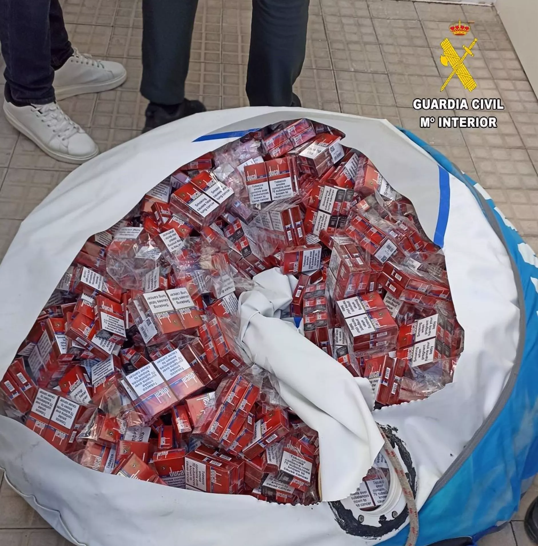 Cajetillas de tabaco de contrabando ocultas en un flotador interceptado en La Línea.