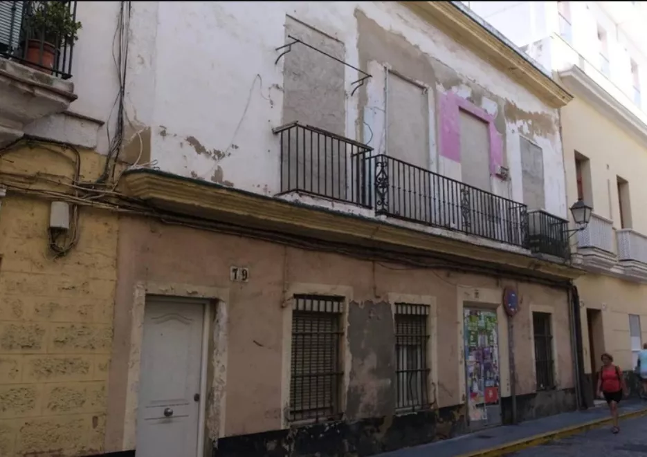 Este edificio está en fase de licitacion para su rehabilitación y construcción de viviendas de alquiler social municipal