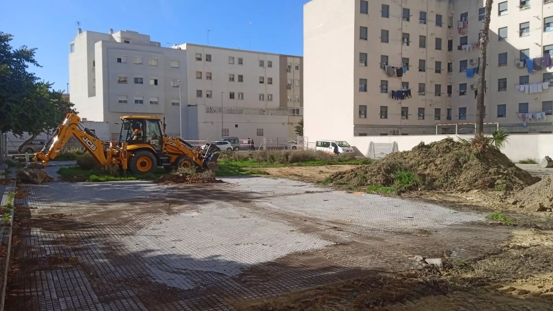 Una excavadora trabajando en el solar donde se construirán las nuevas viviendas. Una excavadora trabajando en el solar donde se construirán las nuevas viviendas.