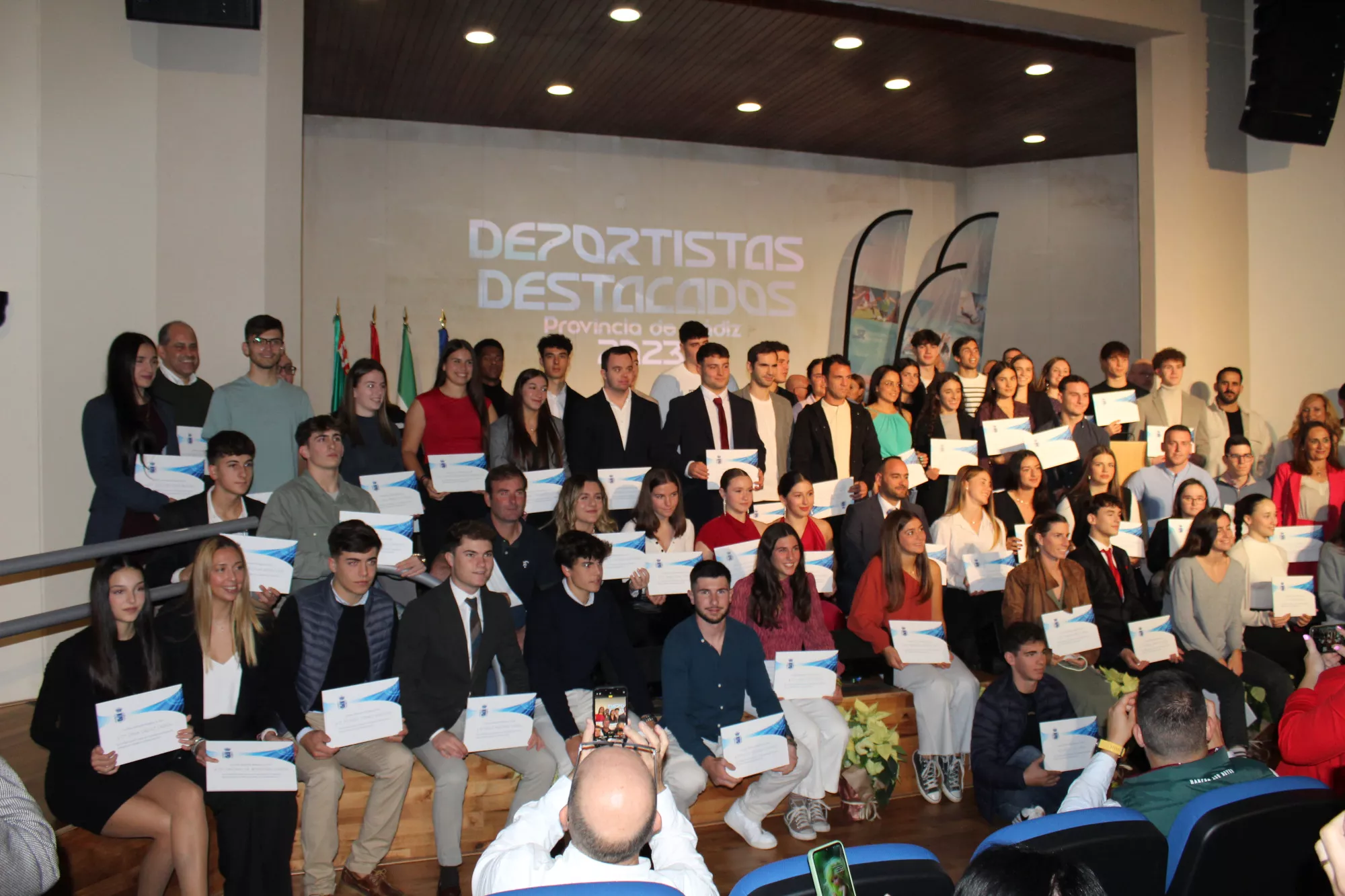 Todos los protagonistas posan al final del acto celebrado en El Madrugador