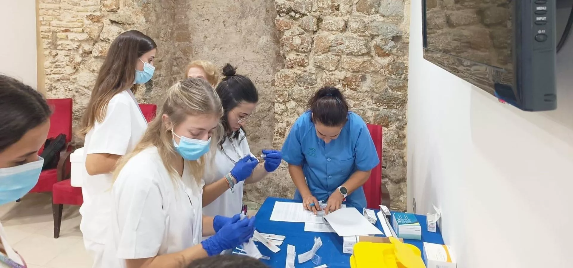 Sanitarias preparan la vacunación en un centro de mayores en Cádiz.