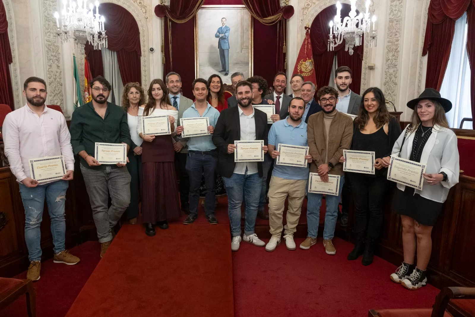 Todos los agraciados junto con autoridades presentes en el acto