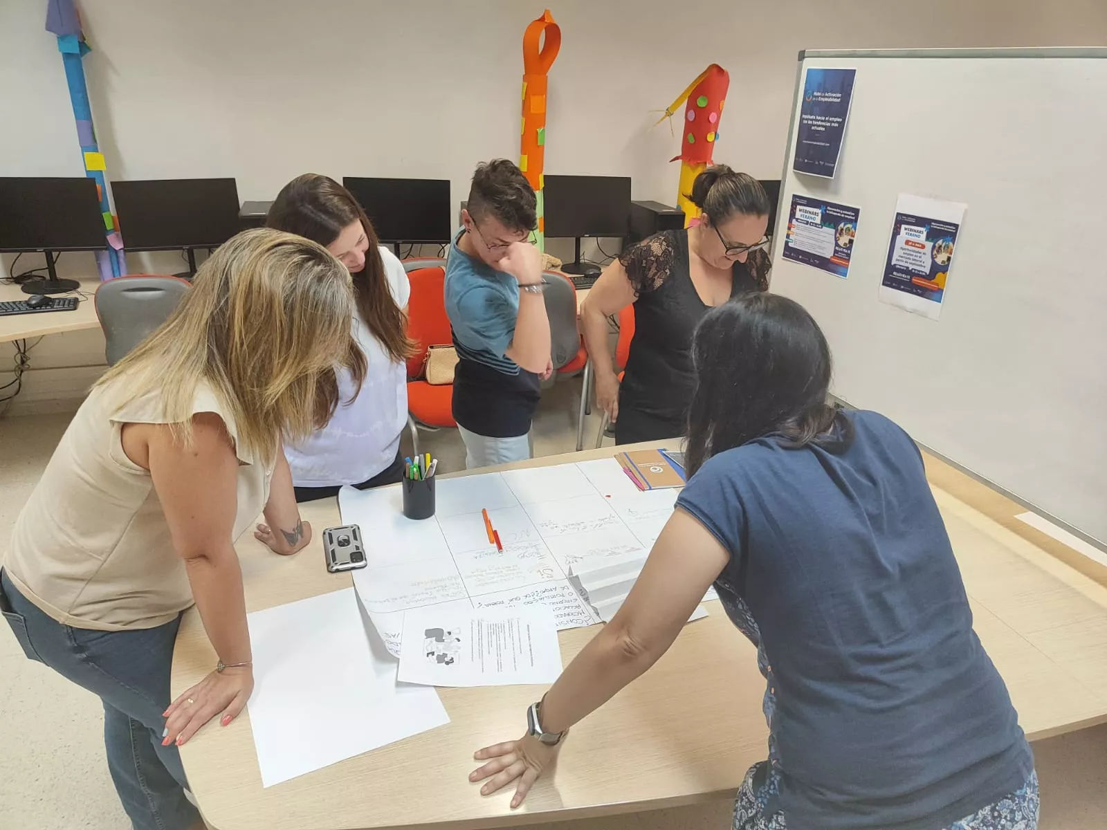 Los centros HUB impulsan la inserción laboral ofreciendo orientación actualizada y personalizada.