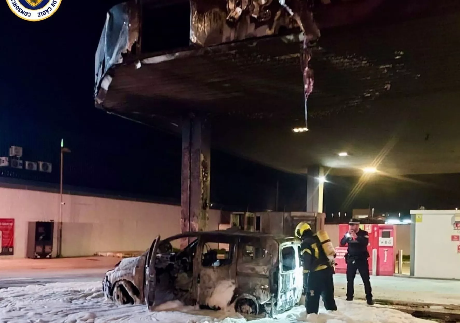 Estado en quedó el vehículo y parte de la gasolinera afectada una vez extinguido el siniestro