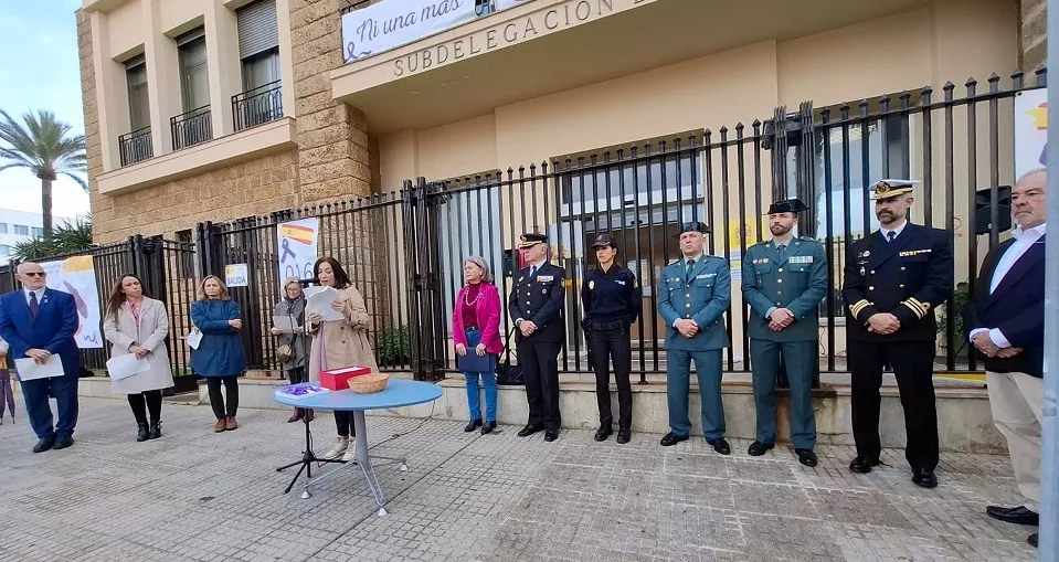 Lectura del manifiesto por el 25N en la fachada de la Subdelegación del Gobierno en Cádiz.