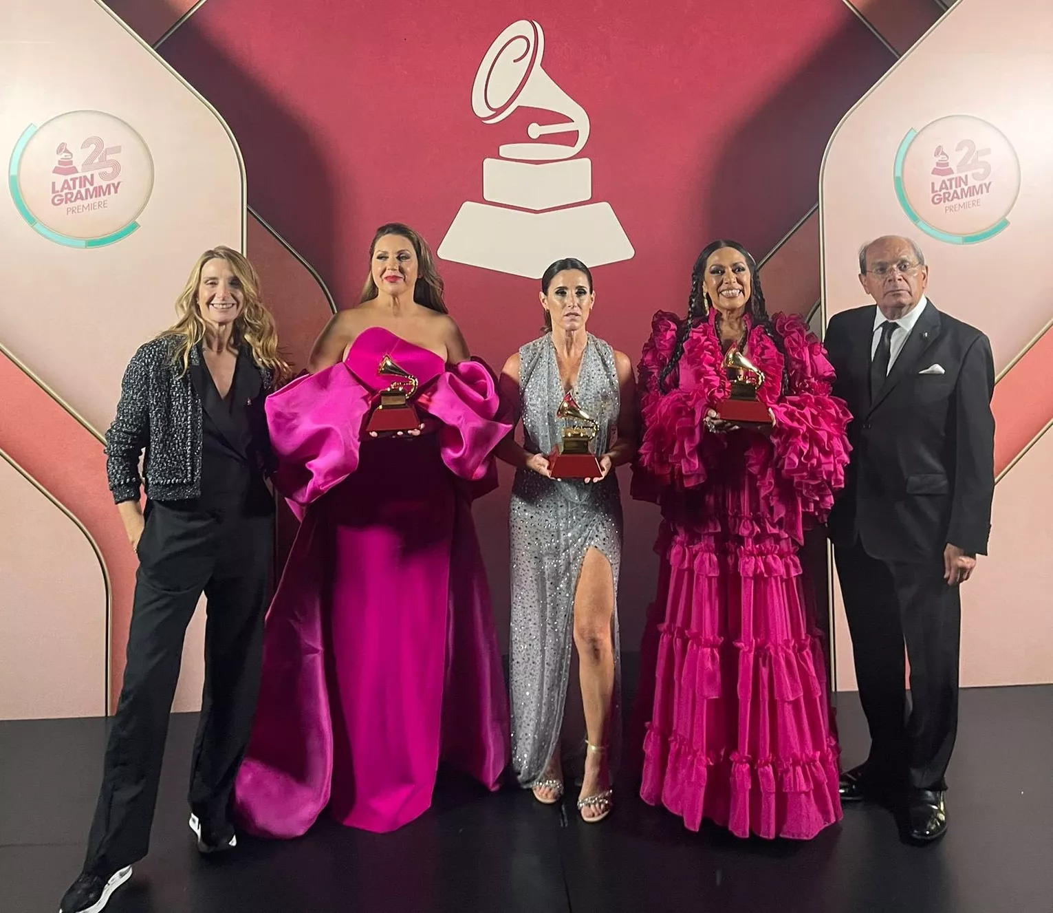 NIña Pastori recogiendo su sexto Grammy Latino en Miami. 