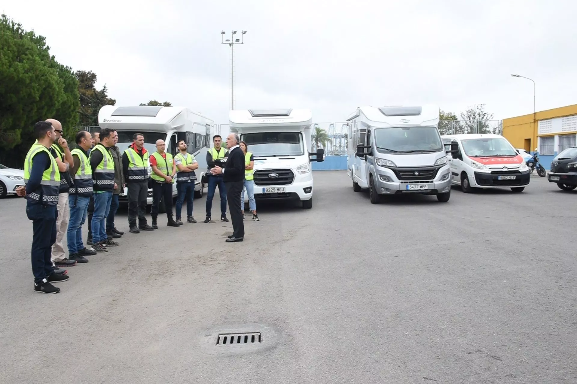 Policías locales de Algeciras antes de partir a la localidad valenciana