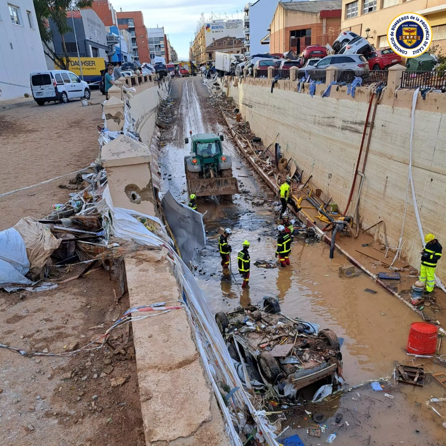 Bomberos trabajando en el túnel de la avenida Alfafar.