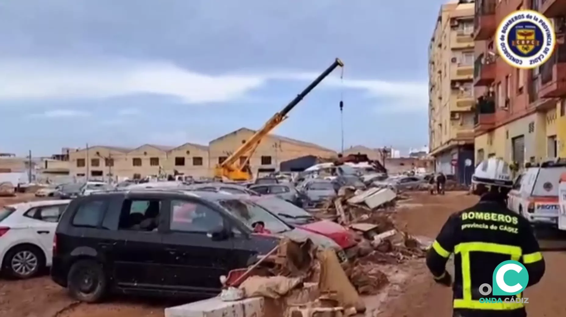 Un efectivo de bomberos en uno de los pueblos afectados por la catástrofe