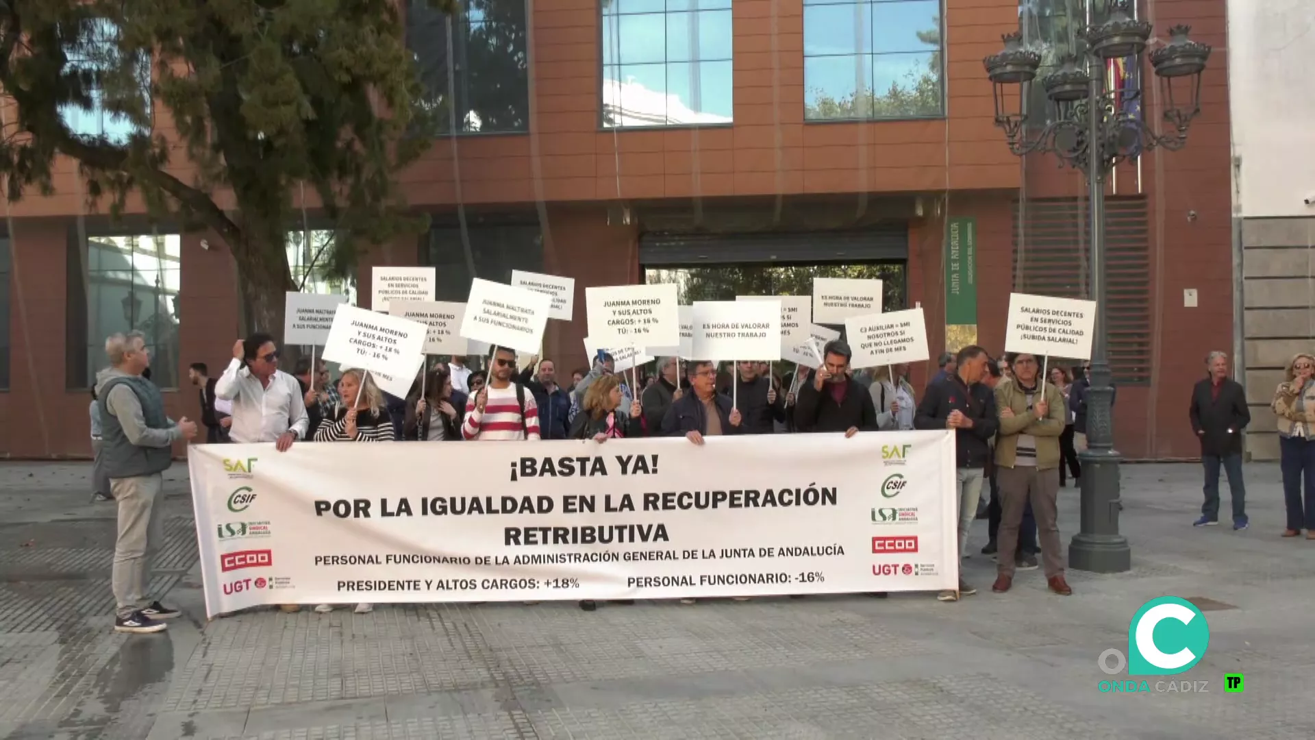 Un momento de la protesta en la delegación del Gobierno de la capital gaditana