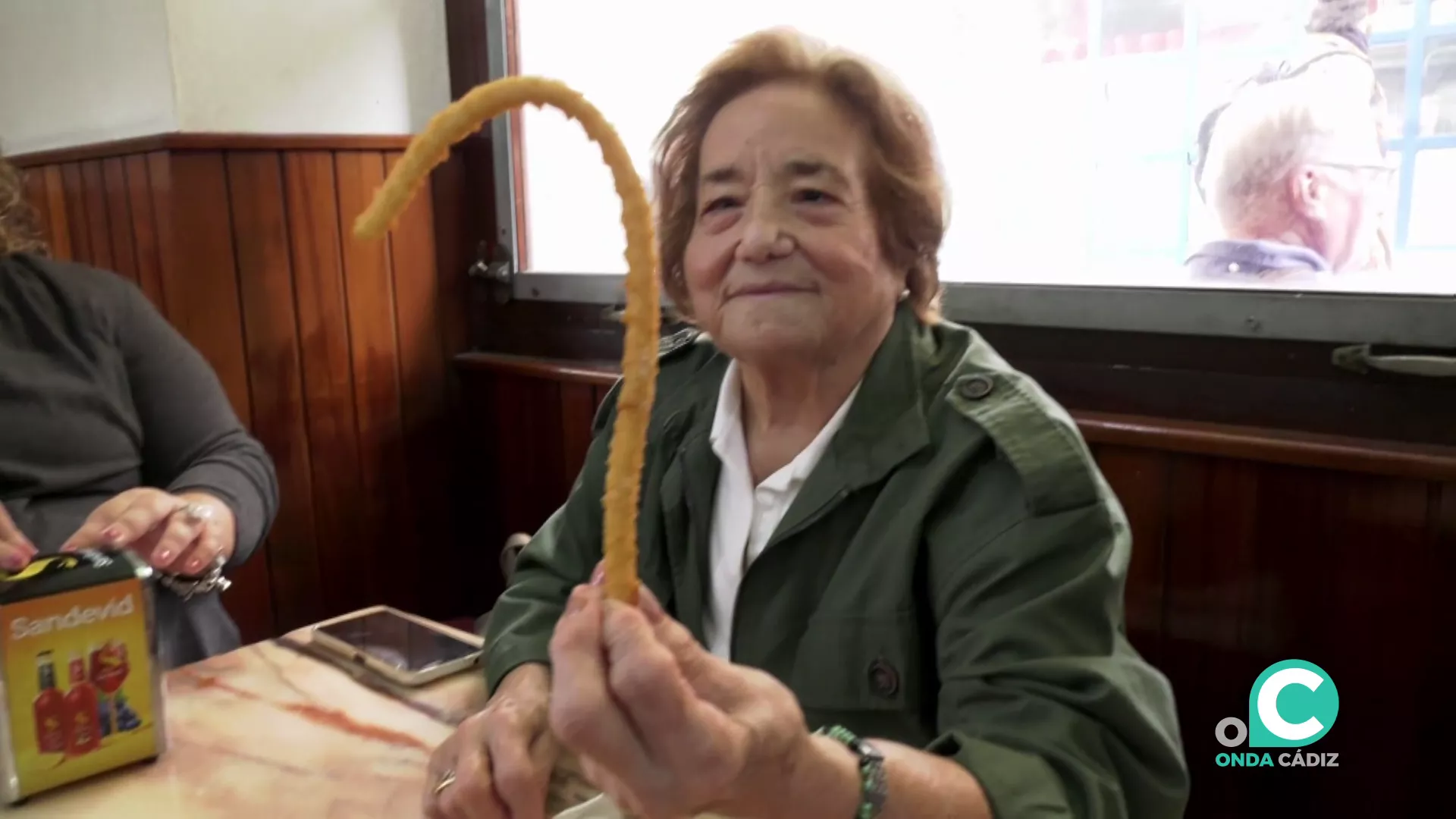 Una cliente muestra sus afamados churros