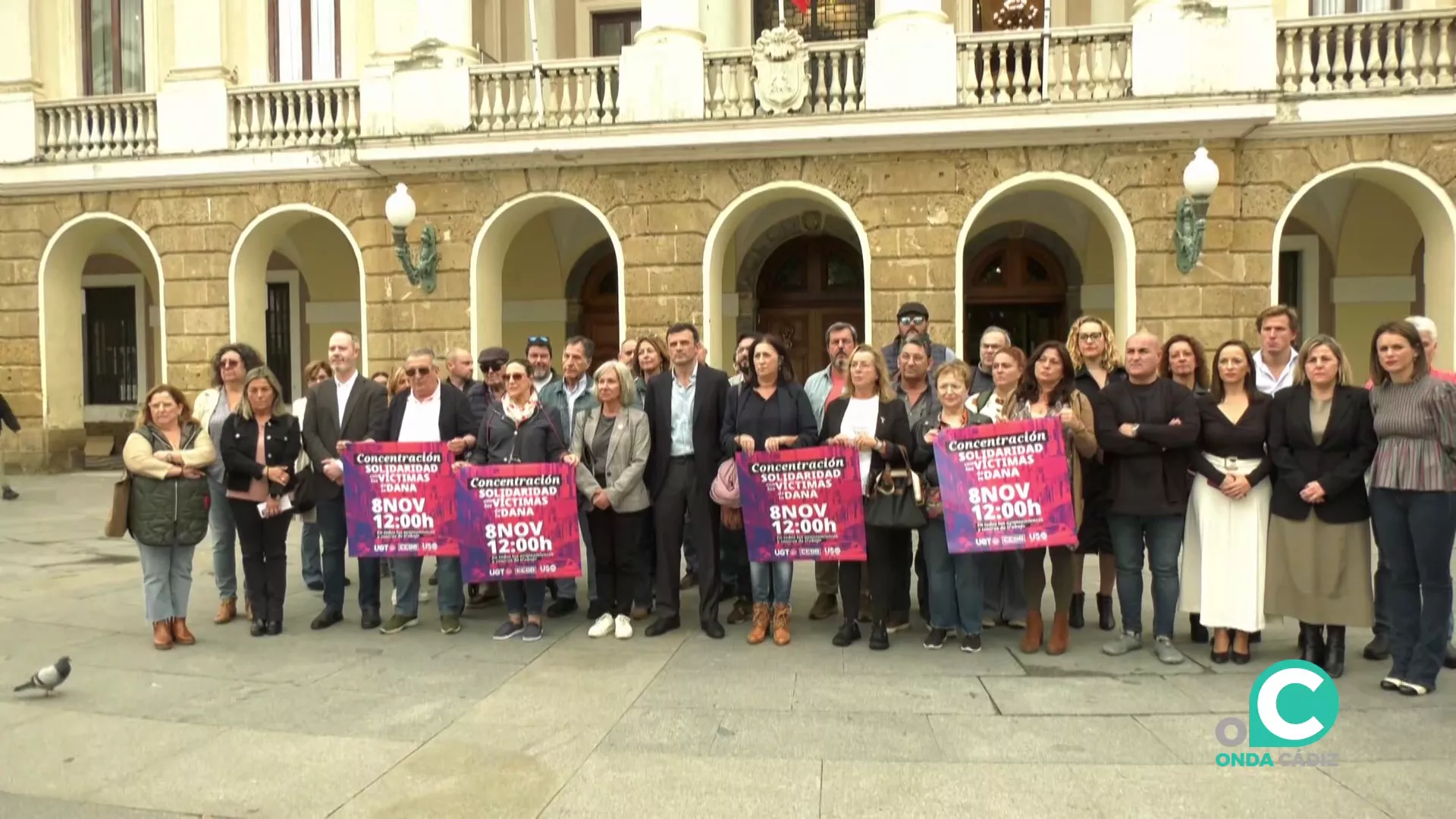 Una imagen del respetuoso acto ante el edificio del Ayuntamiento