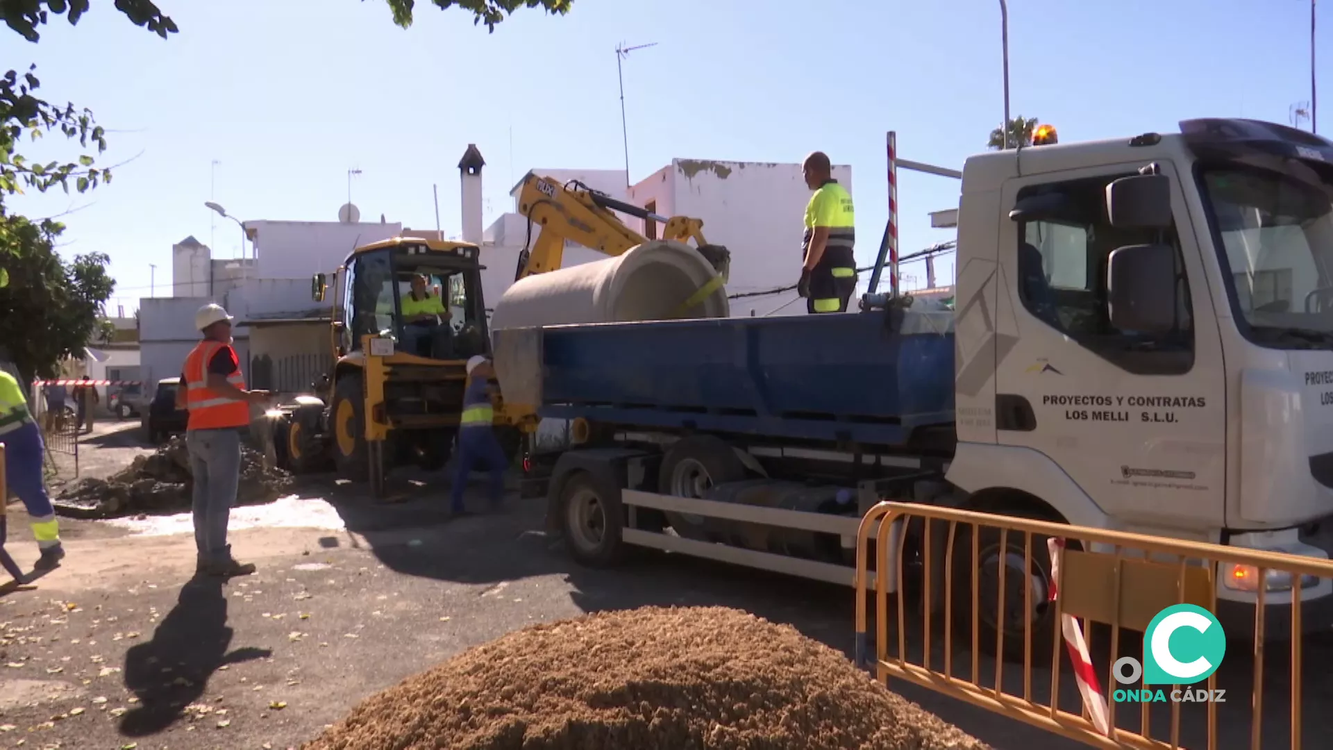 Actuaciones en una de las zona afectadas en la barriada San Enrique de Jerez.