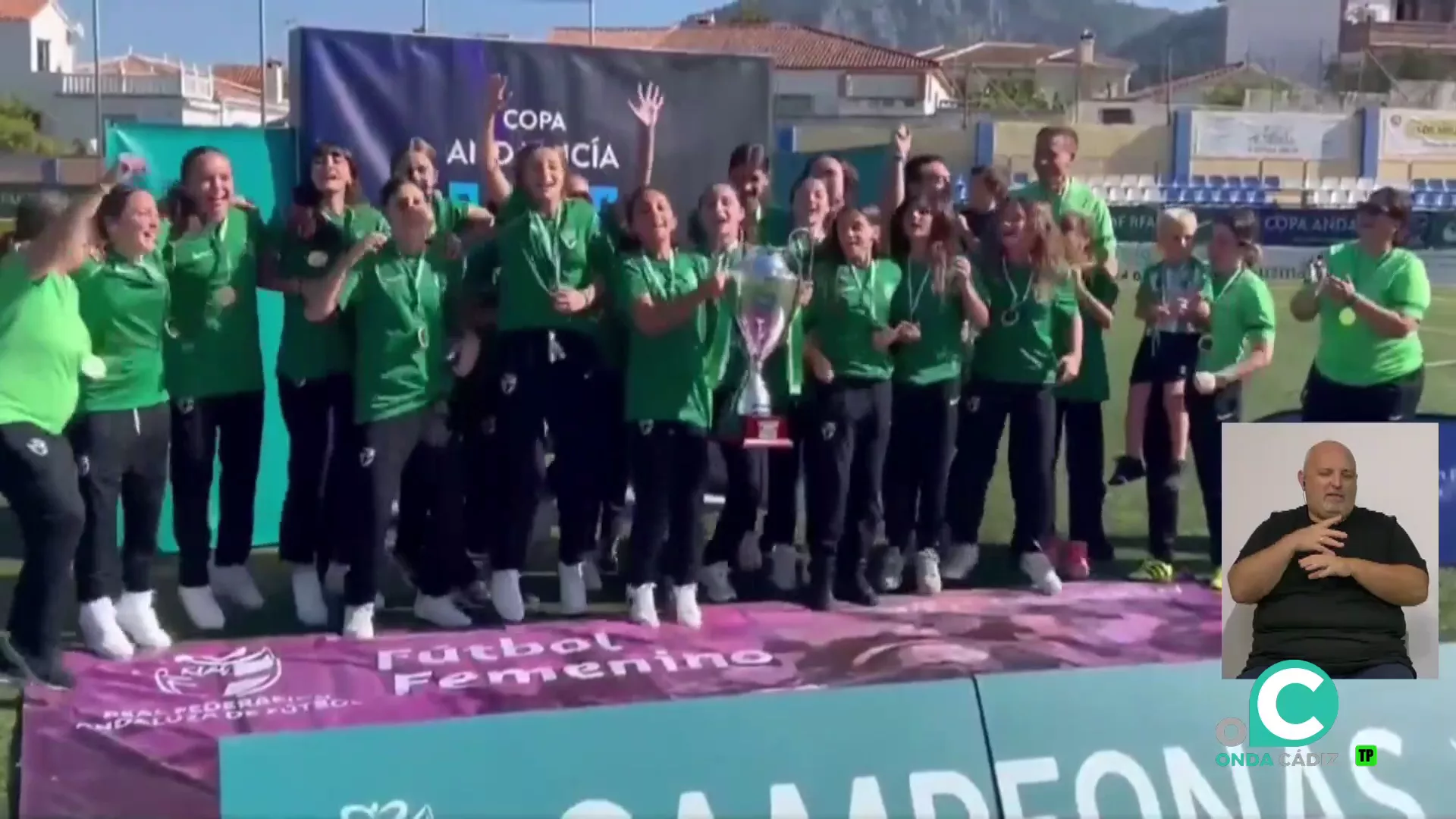 Las jugadoras gaditanas celebran su triunfo