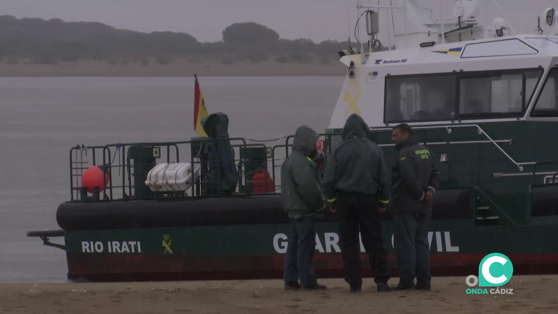 Agentes en la desembocadura del Guadalquivir lugar de los hechos