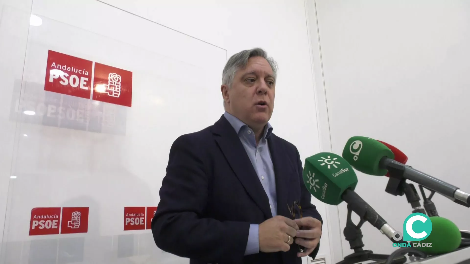 El portavoz del PSOE en el Ayuntamiento de Cádiz, Óscar Torres, durante la rueda de prensa