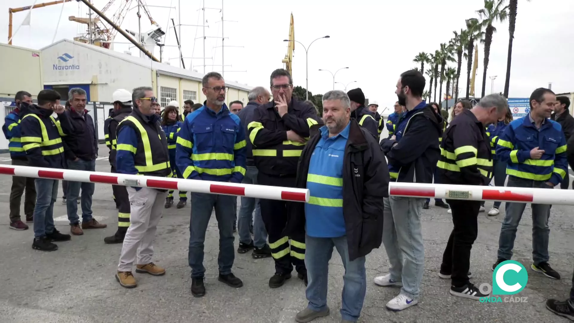 Un momento de la concentración a las puertas de la factoría gaditana.