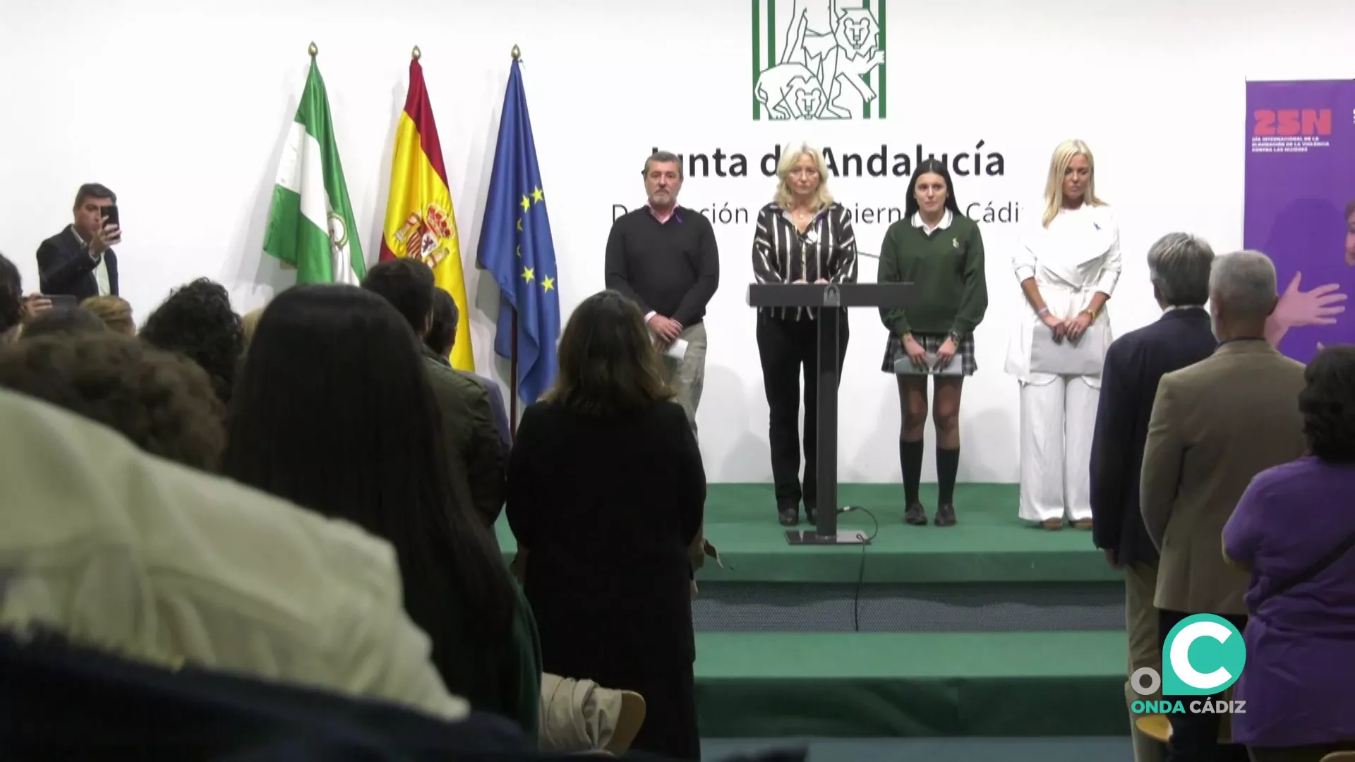 Antes del inicio de las intervenciones se guardó un minuto de silencio