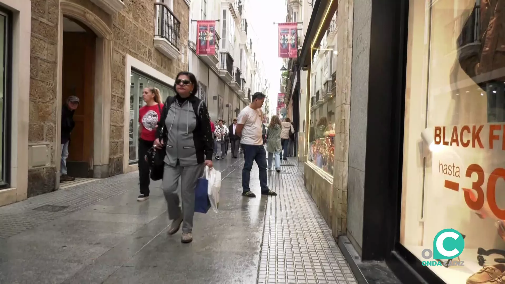 Viandantes por las calles del centro de la ciudad