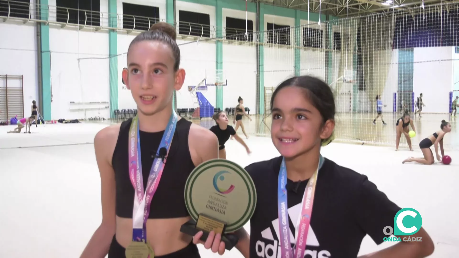 Aroa Ortiz y Lola Vila con el trofeo obtenido en la cita hispalense