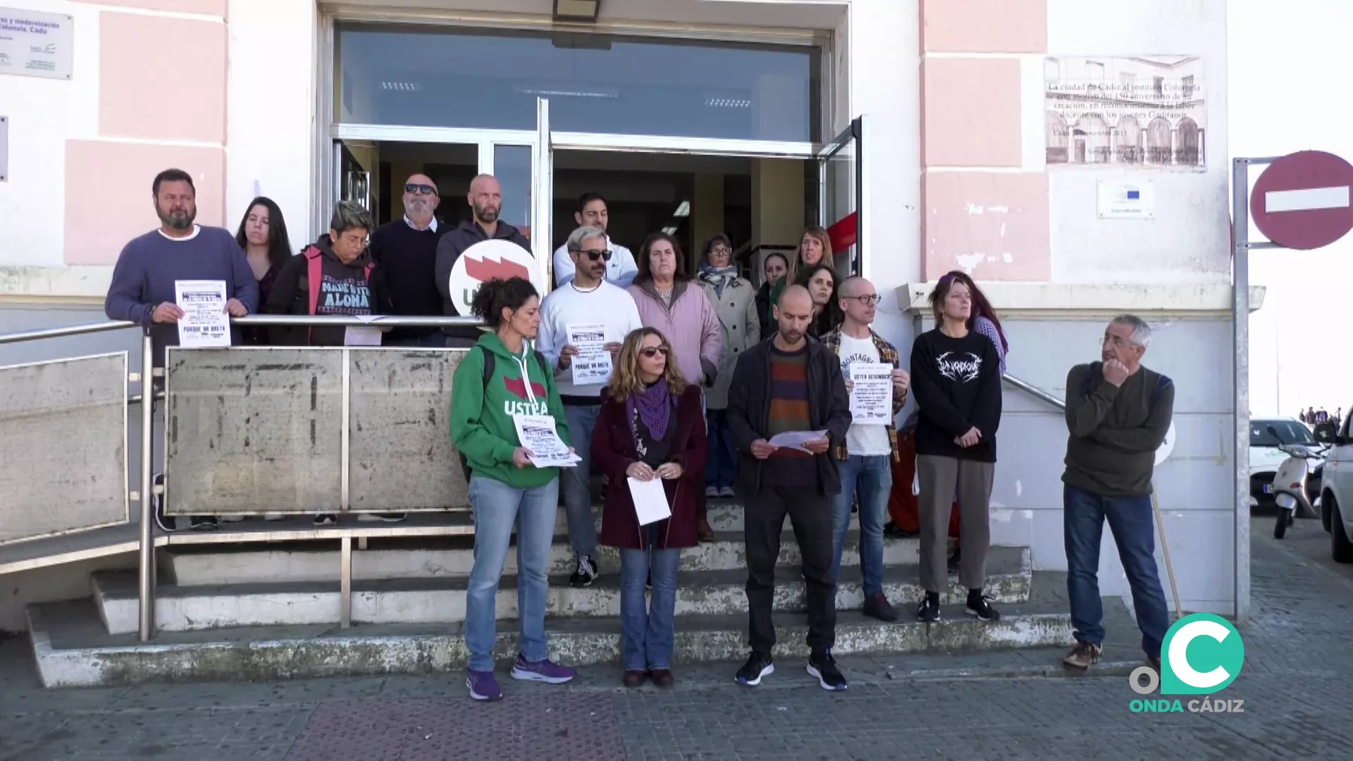 Lectura del manifiesto a la puerta del centro