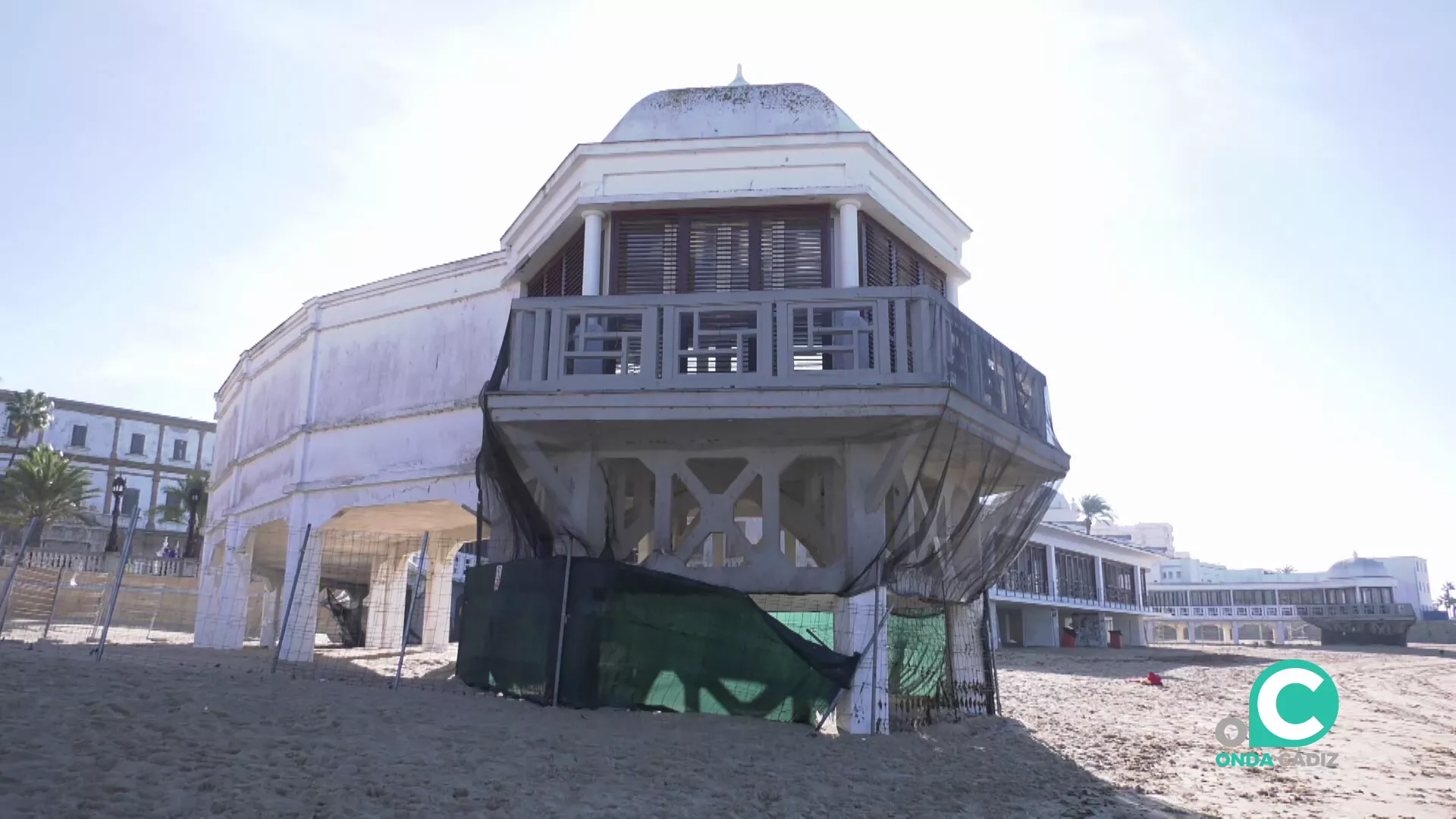 Imagen de la edificación sobre la playa de La Caleta