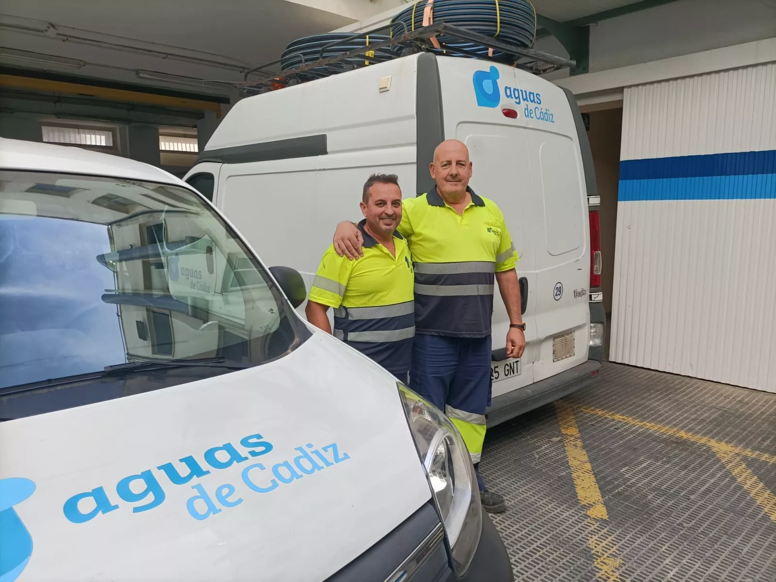 Los dos voluntarios de la empresa municipal antes de su salida hacia tierras valencias afectadas por la catastrofe natural