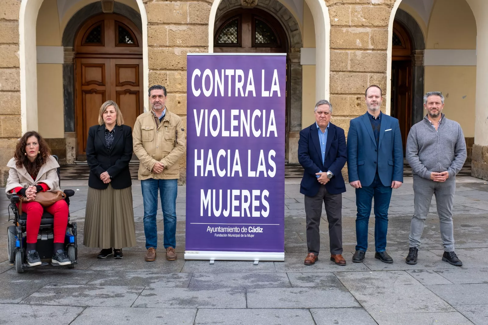 Minuto de silencio, este lunes, frente al Ayuntamiento de Cádiz. 