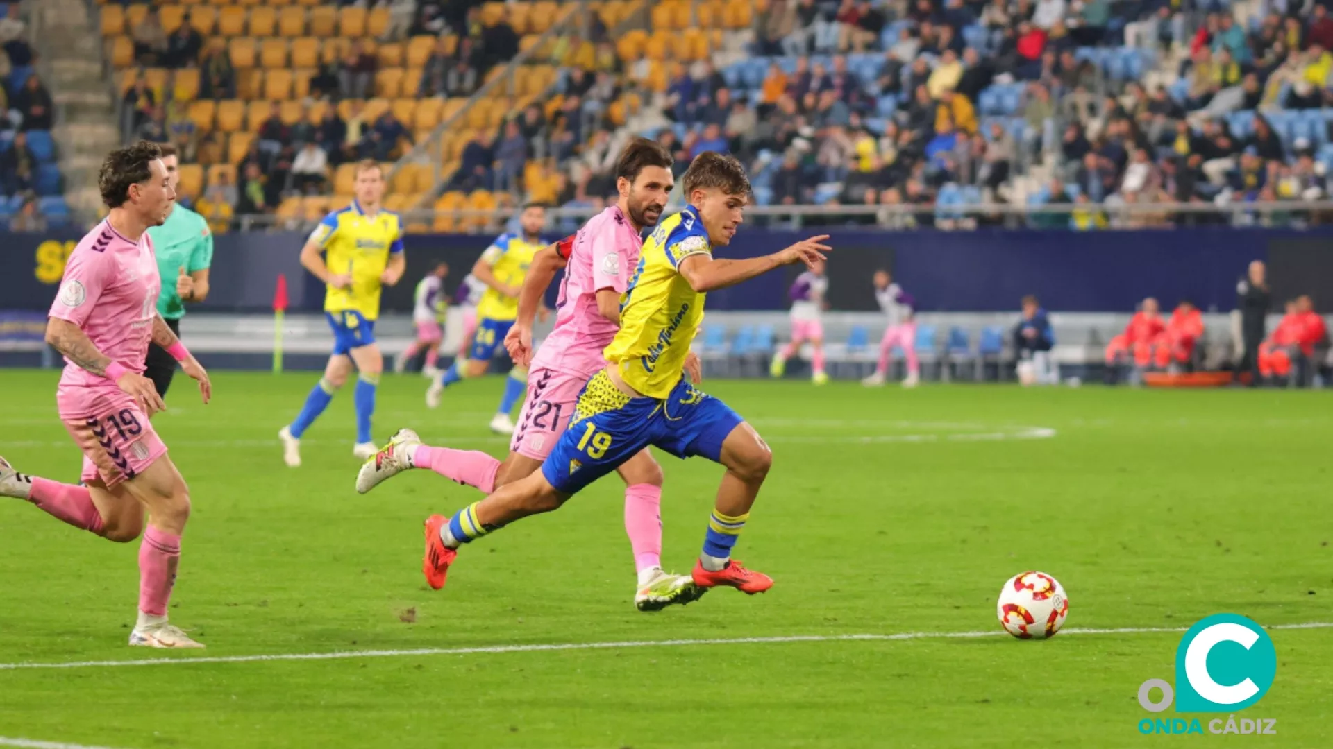 De la Rosa en una acción del encuentro (Foto: Cádiz CF)