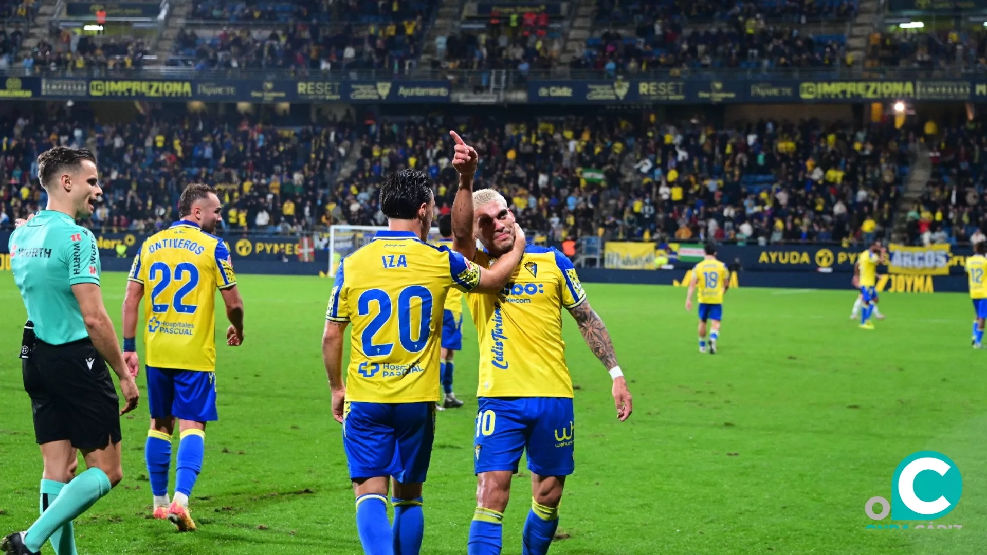 Brian Ocampo celebra el tanto con la grada (Foto: Cádiz CF)