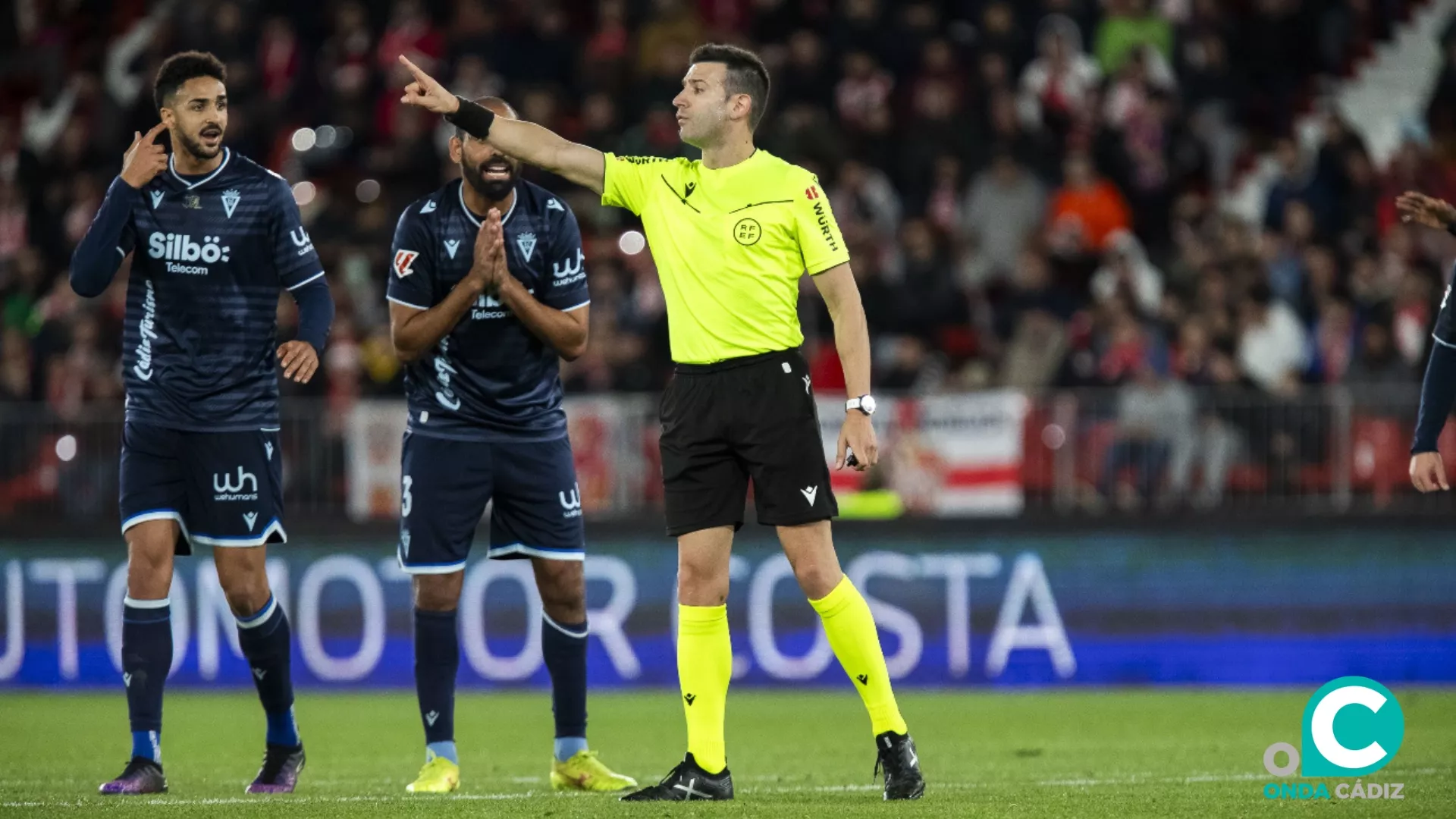 El colegiado Cid Camacho señala el penalti ante la incredulidad de los jugadores cadistas (Foto: La Liga)