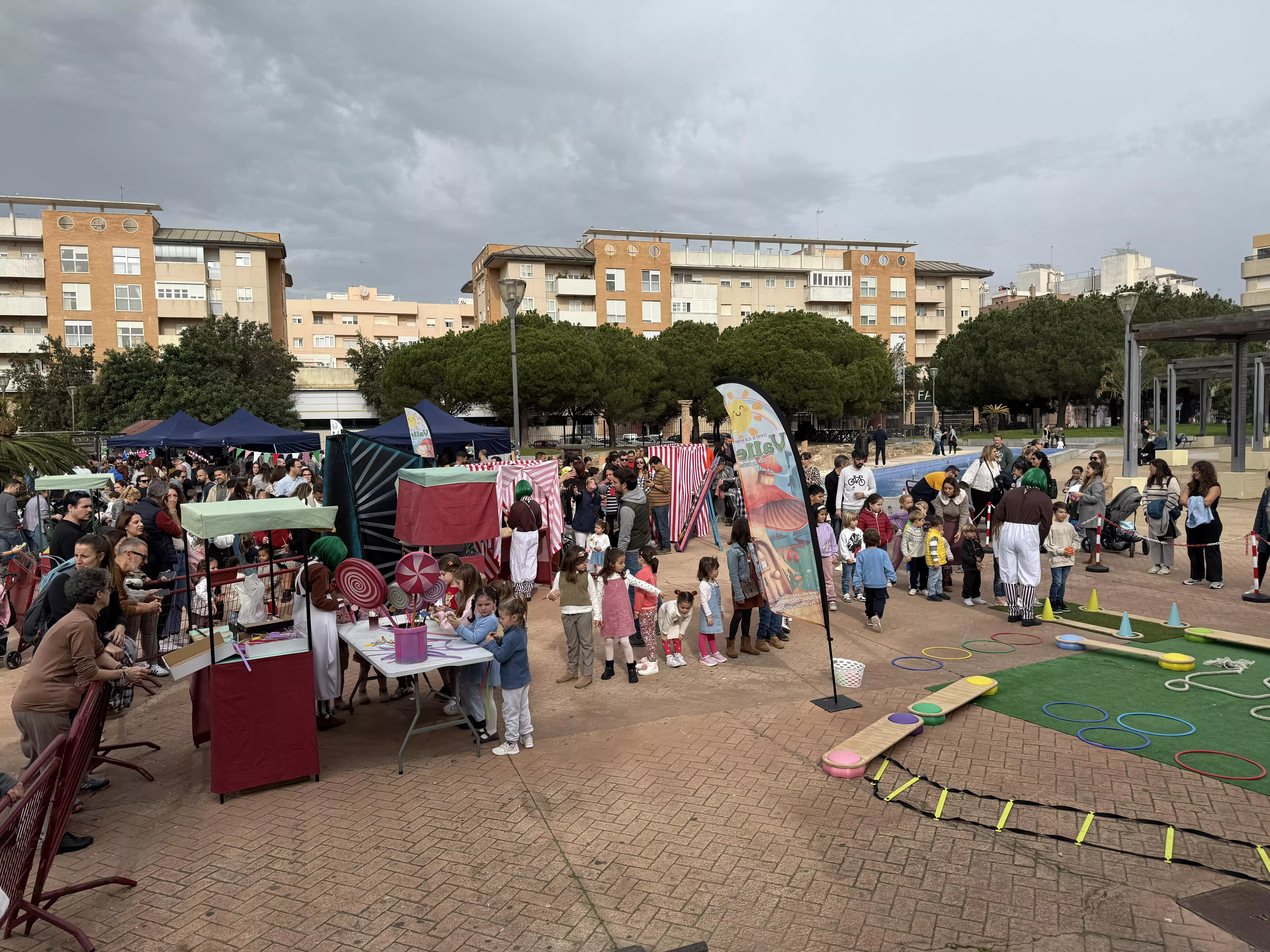 La Plaza de Mina acoge una nueva entrega de Navidad en los barrios. 