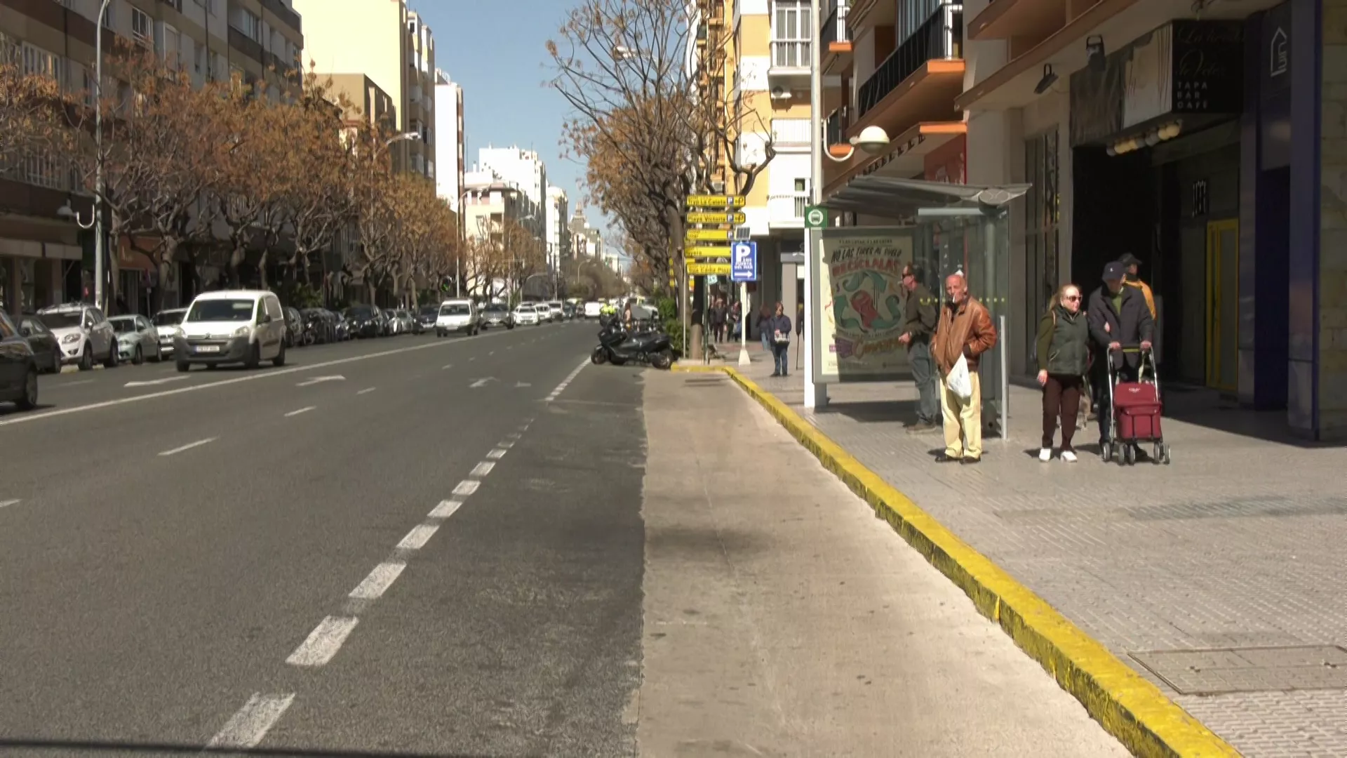 Usuarios esperando la llegada del autobús en una de las paradas de la avenida. 