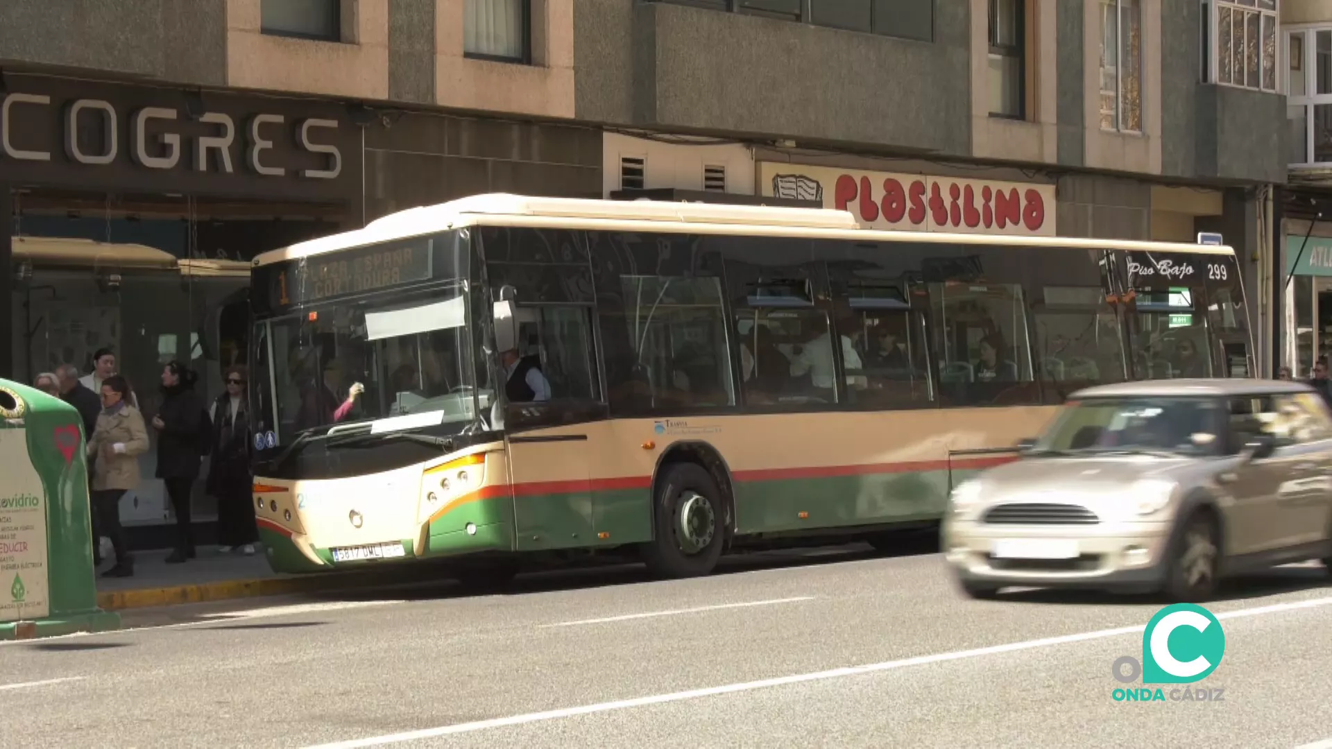 Un autobús de la línea de Cortadura en una de las paradas de la avenida