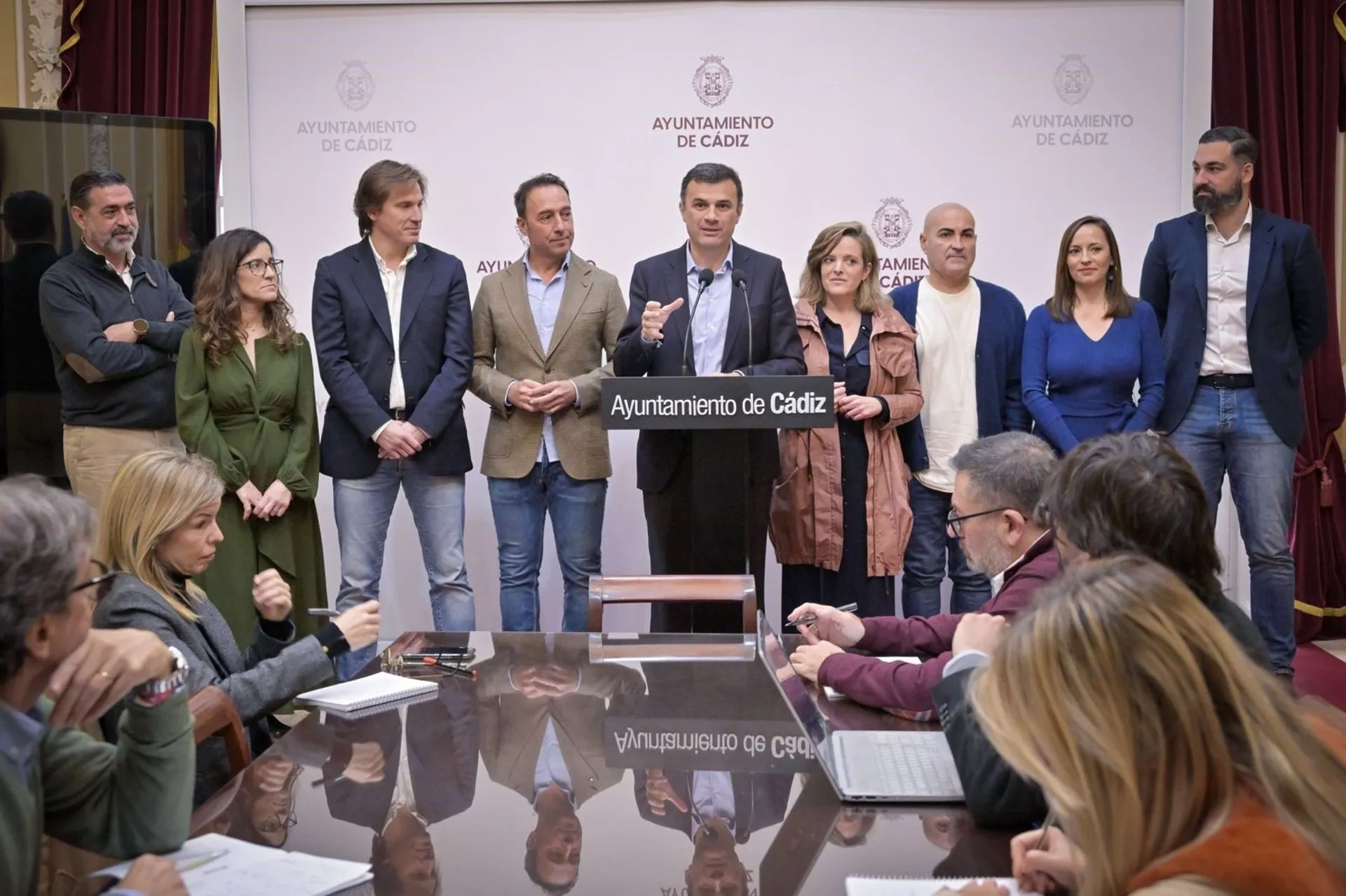 Bruno García en rueda de prensa acompañado de parte del equipo de gobierno