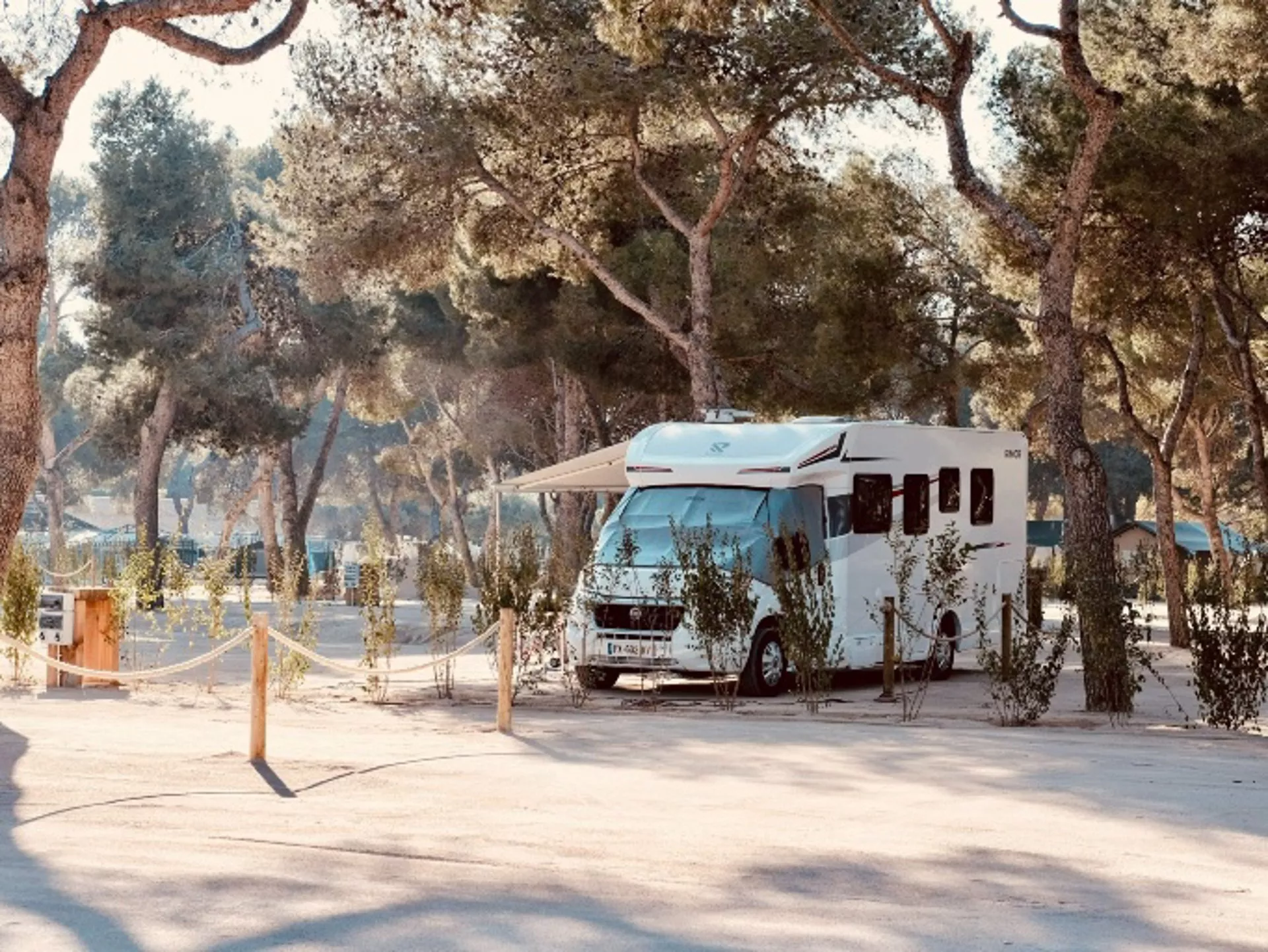  Una autocaravana en un camping.