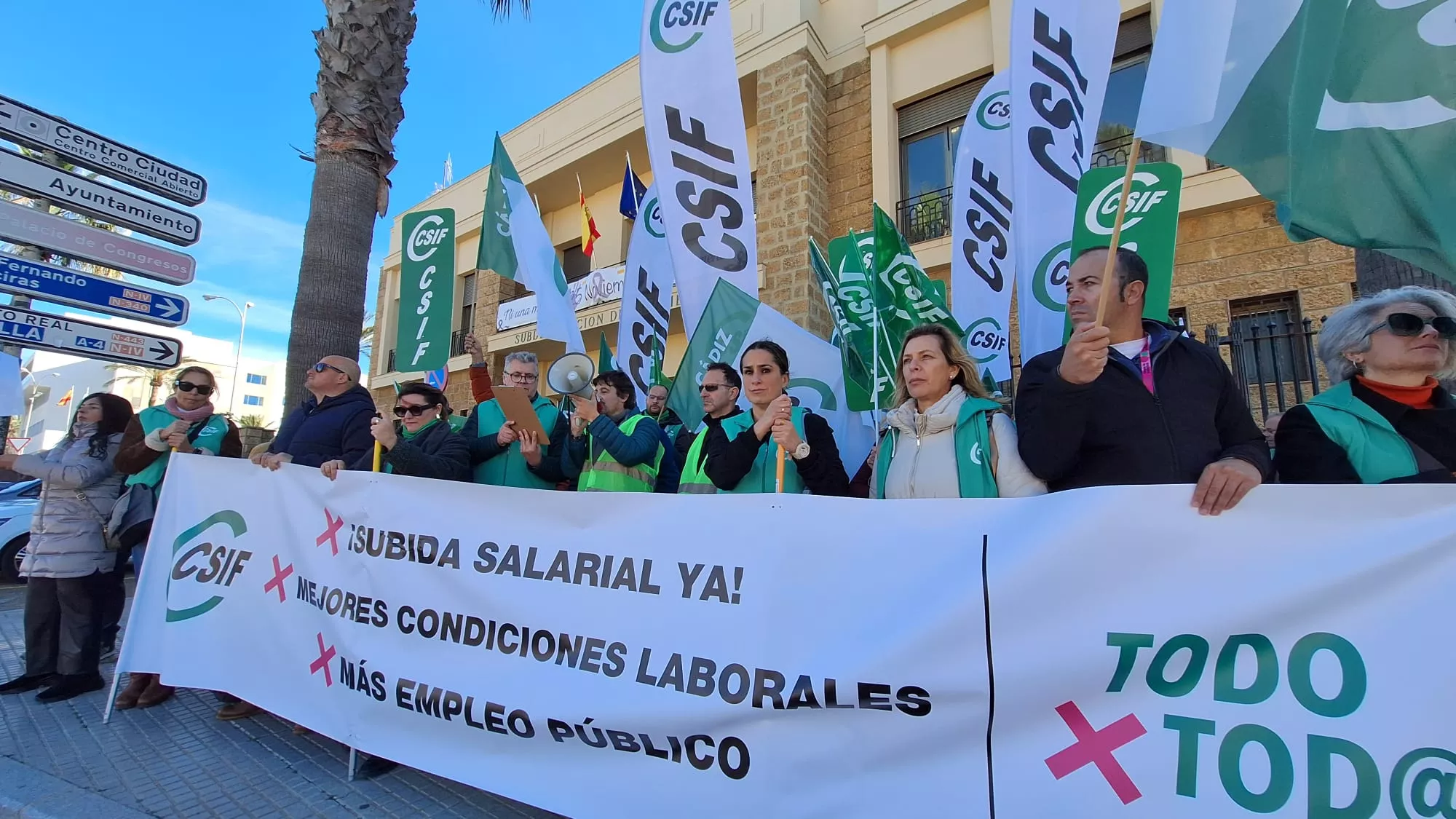 Un momento de la movilización de este lunes ante la Subdelegación del Gobierno