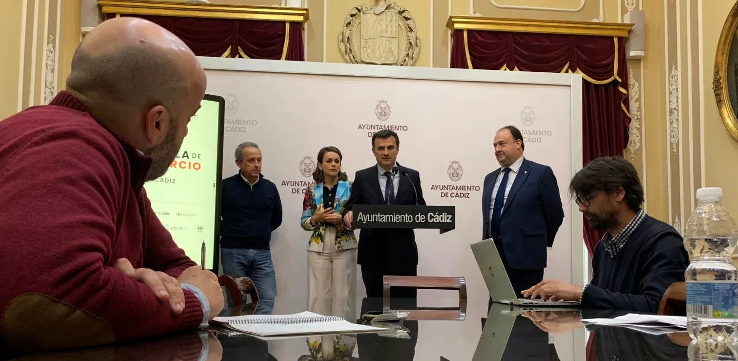 El alcalde junto a responsables universitarios en la rueda de prensa del anuncio de la puesta en marcha del proyecto