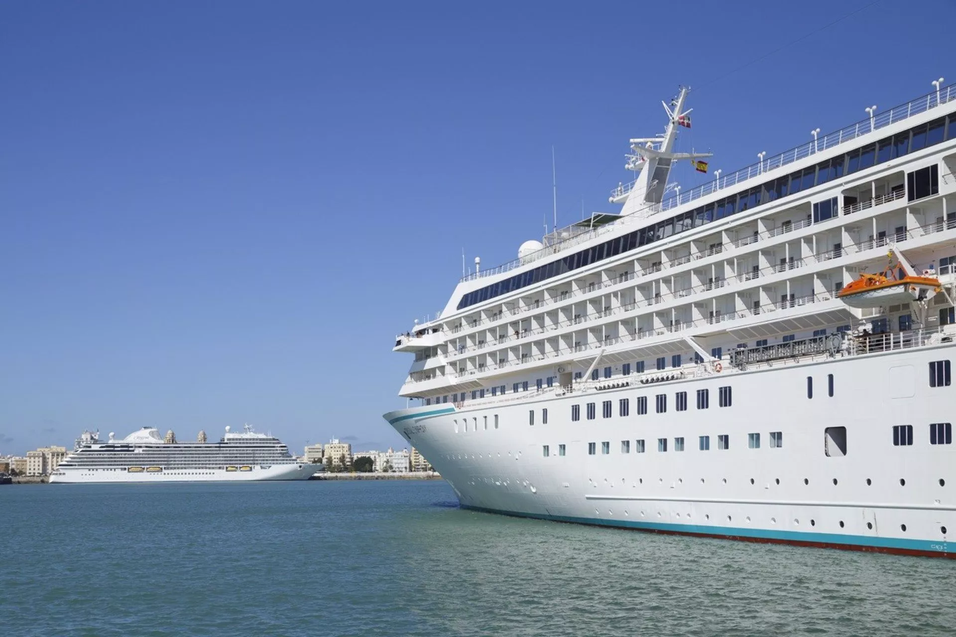 Dos cruceros anclados en el puerto de Cádiz en una imagen de archivo